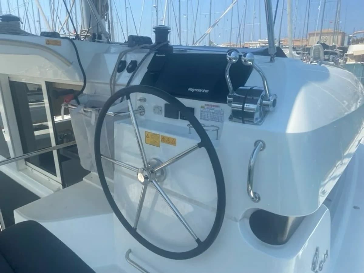 Lagoon 40 - photo 17