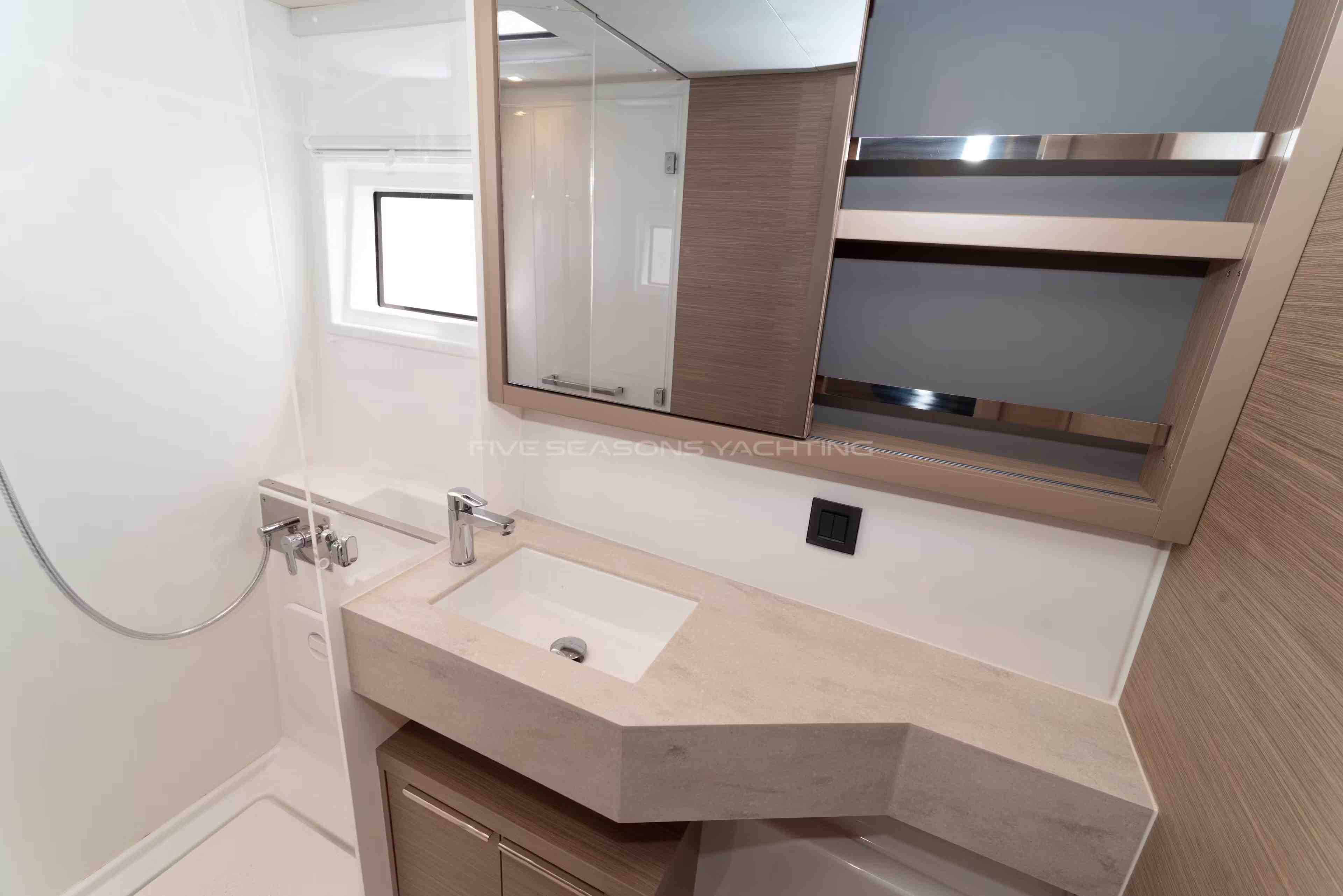 Lagoon 46  - photo 8