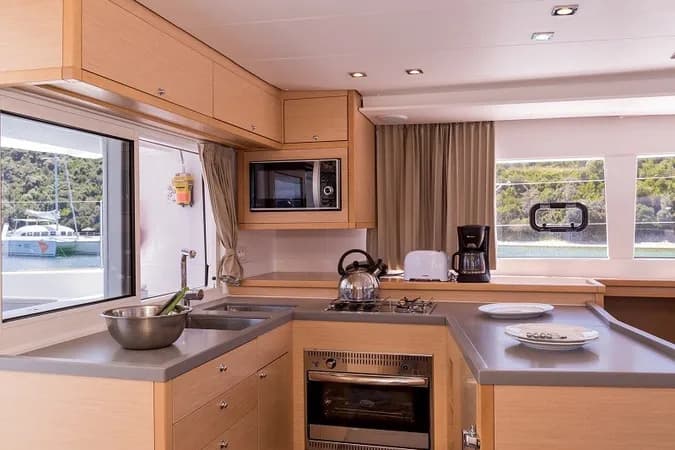 Lagoon 450 Fly - photo 9