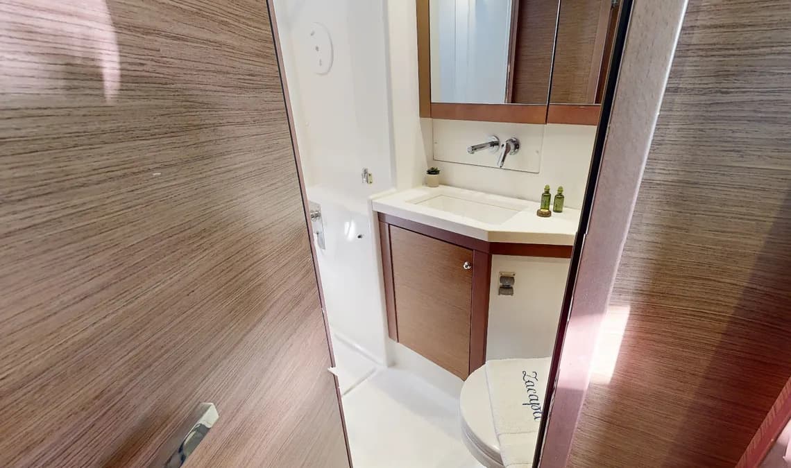 Lagoon 450 Fly - photo 16