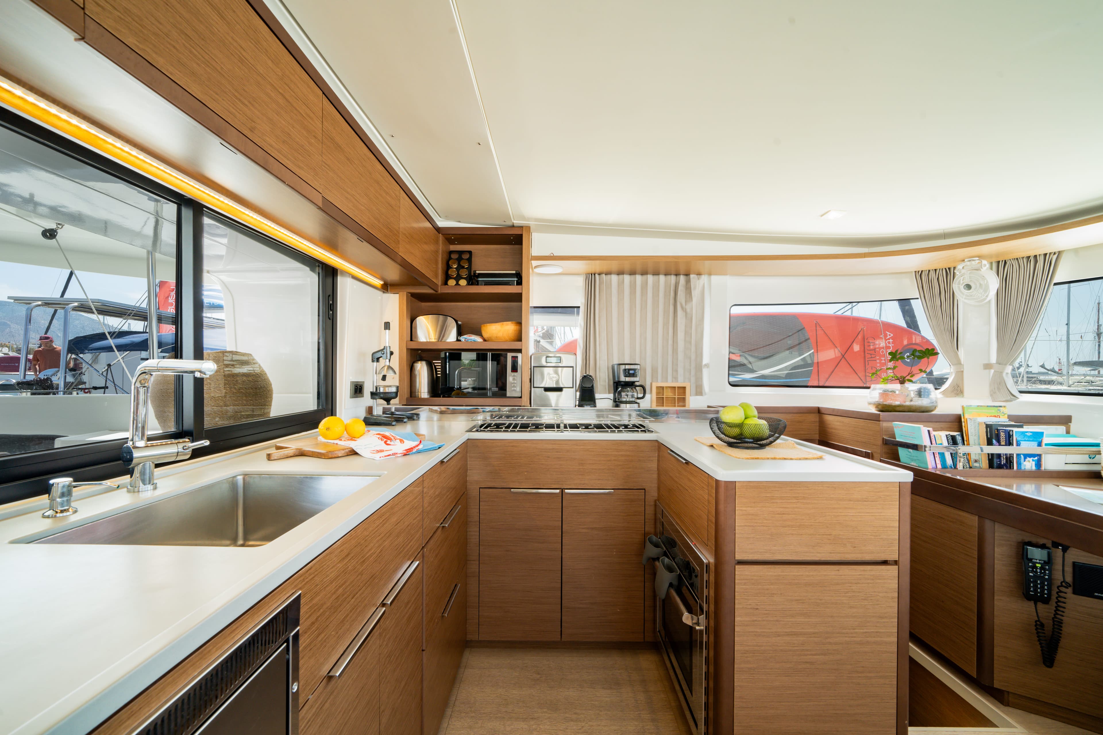 Lagoon 46  - photo 4