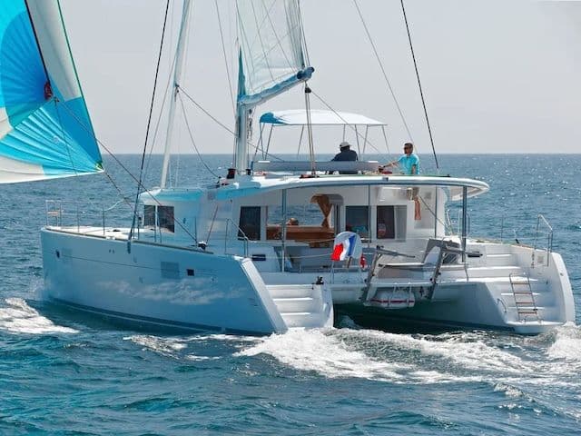 Lagoon 450 Fly - photo