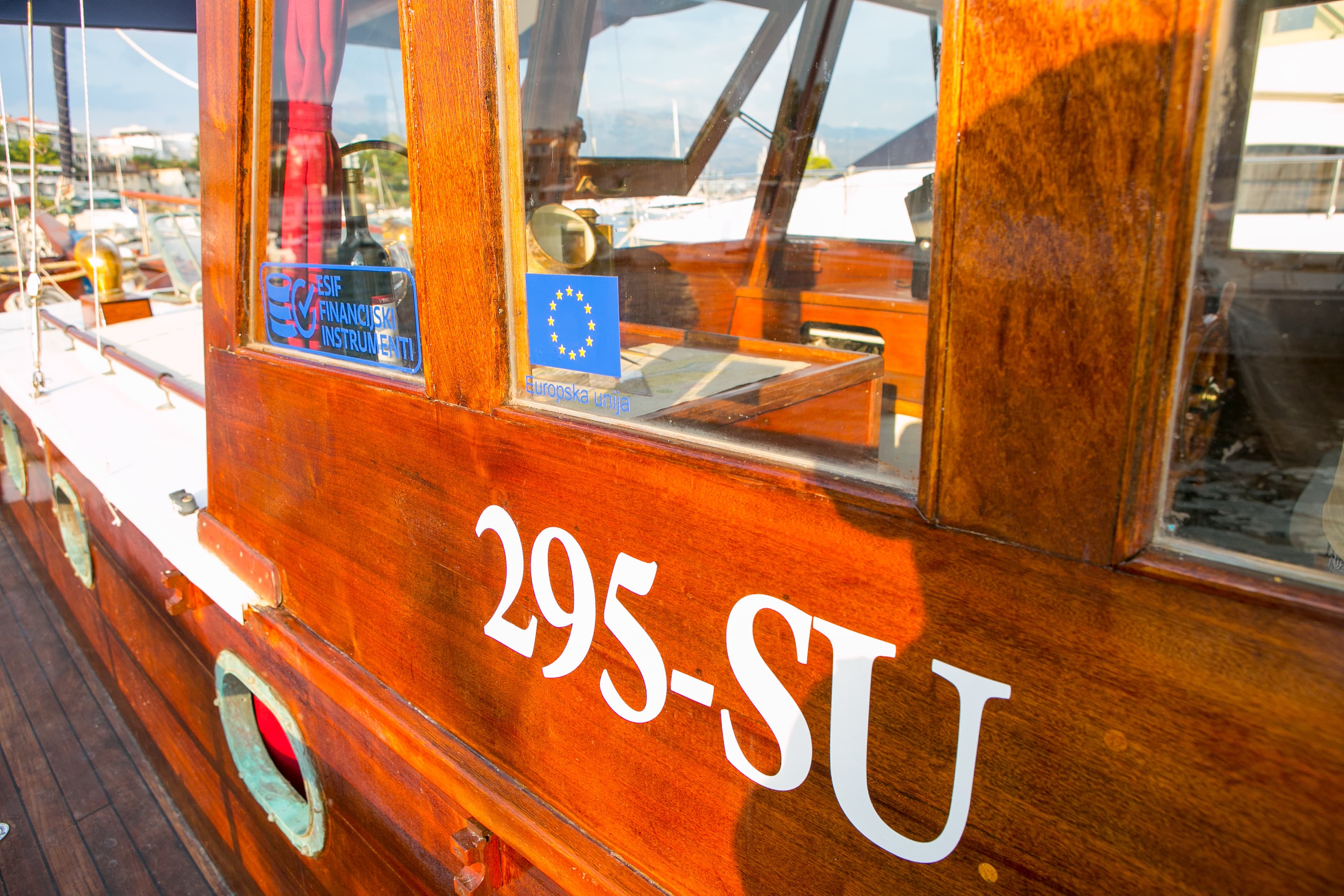 Motor sailer - photo 6