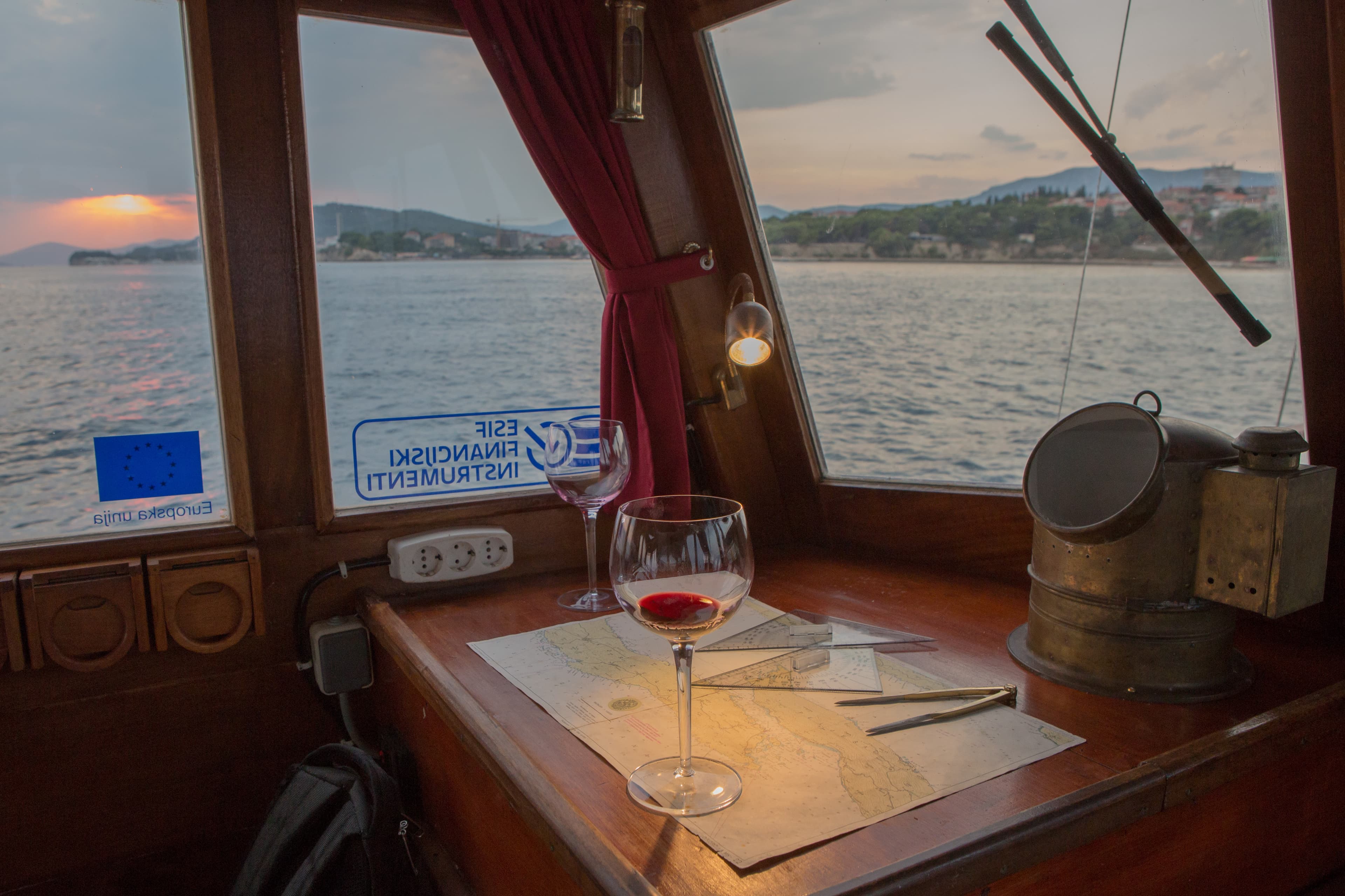 Motor sailer - photo 5