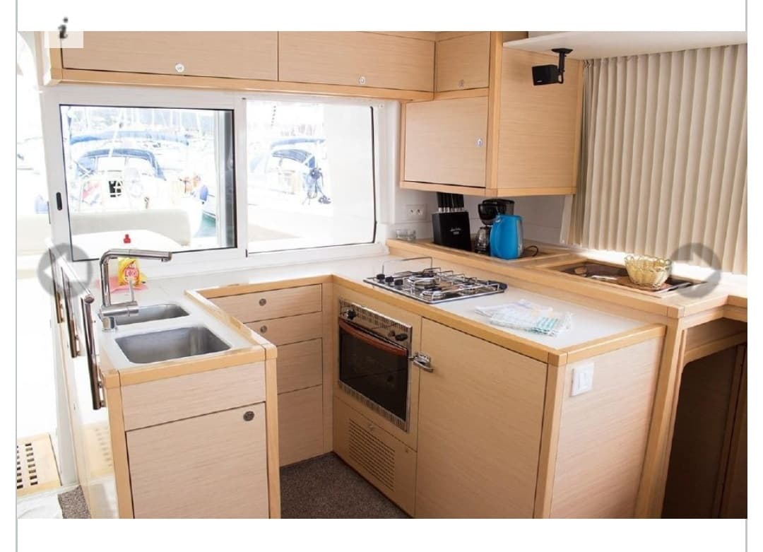 Lagoon 450 Fly - photo 17