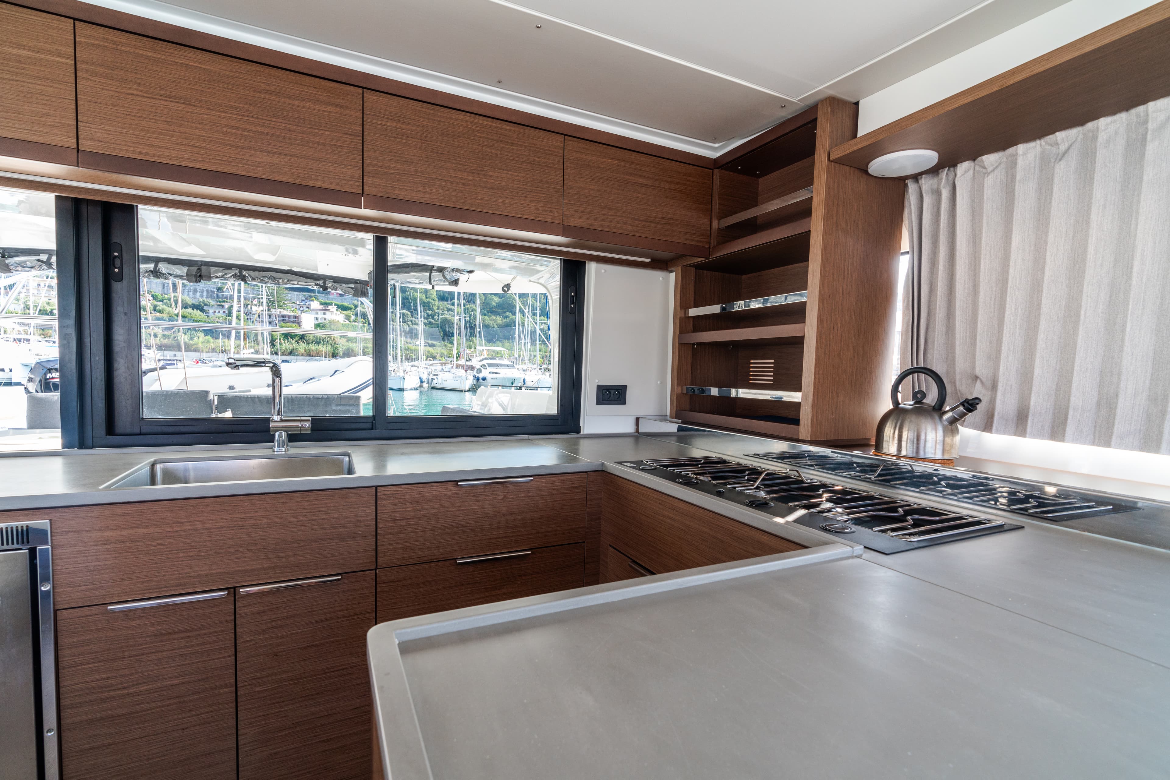 Lagoon 46  - photo 9