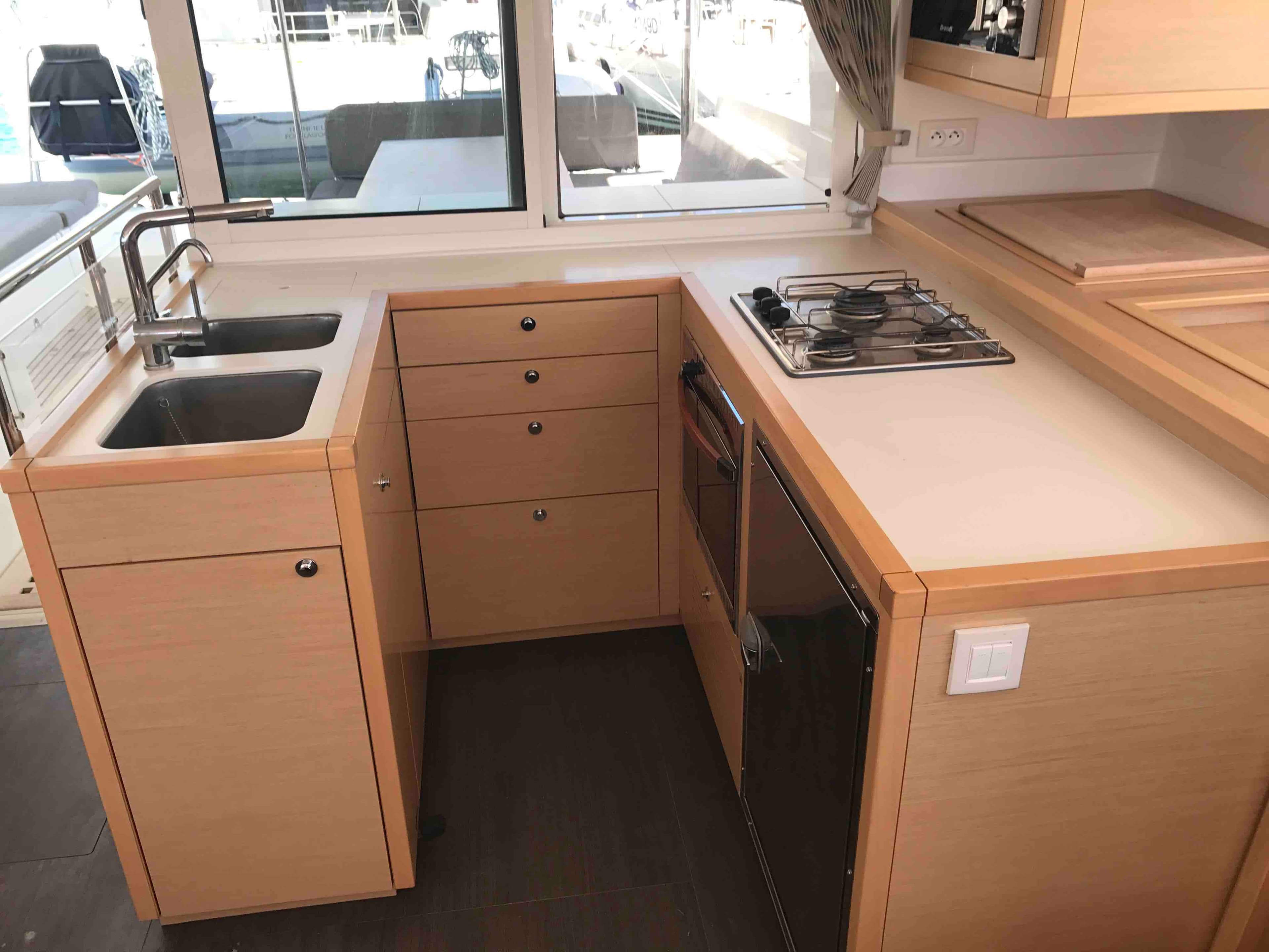 Lagoon 450 Fly - photo 10