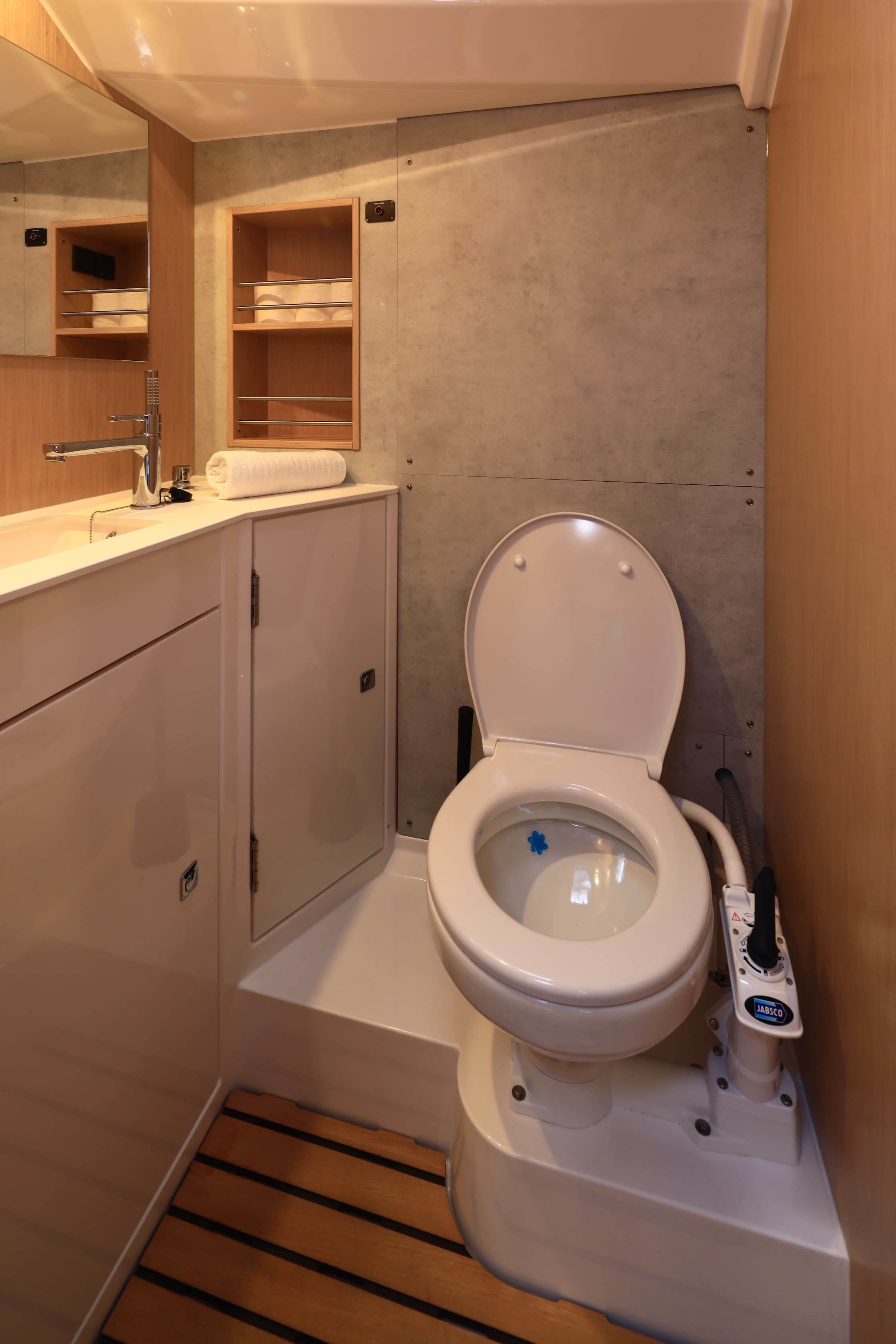 Bavaria C42 - photo 6