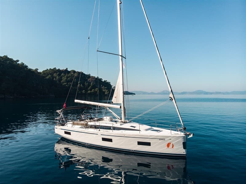 Bavaria C42 - photo