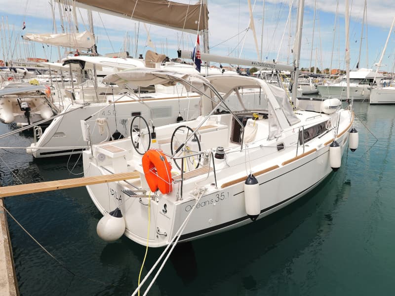 Oceanis 35.1 - photo