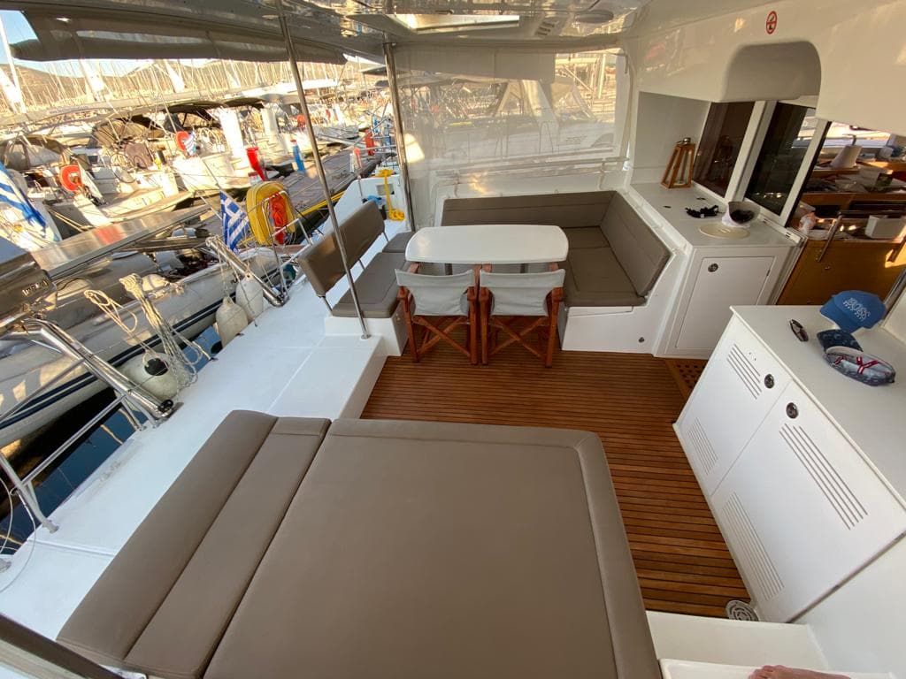 Lagoon 450 Fly - photo 4