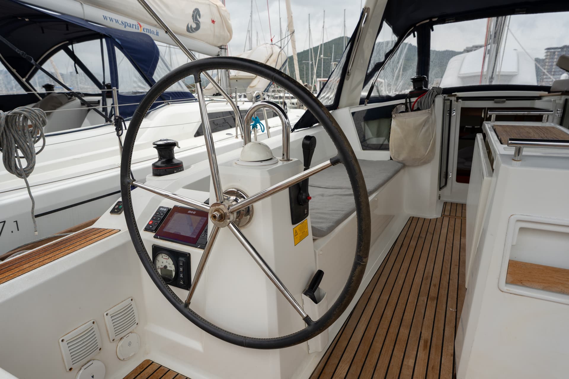 Oceanis 38.1 - photo 10