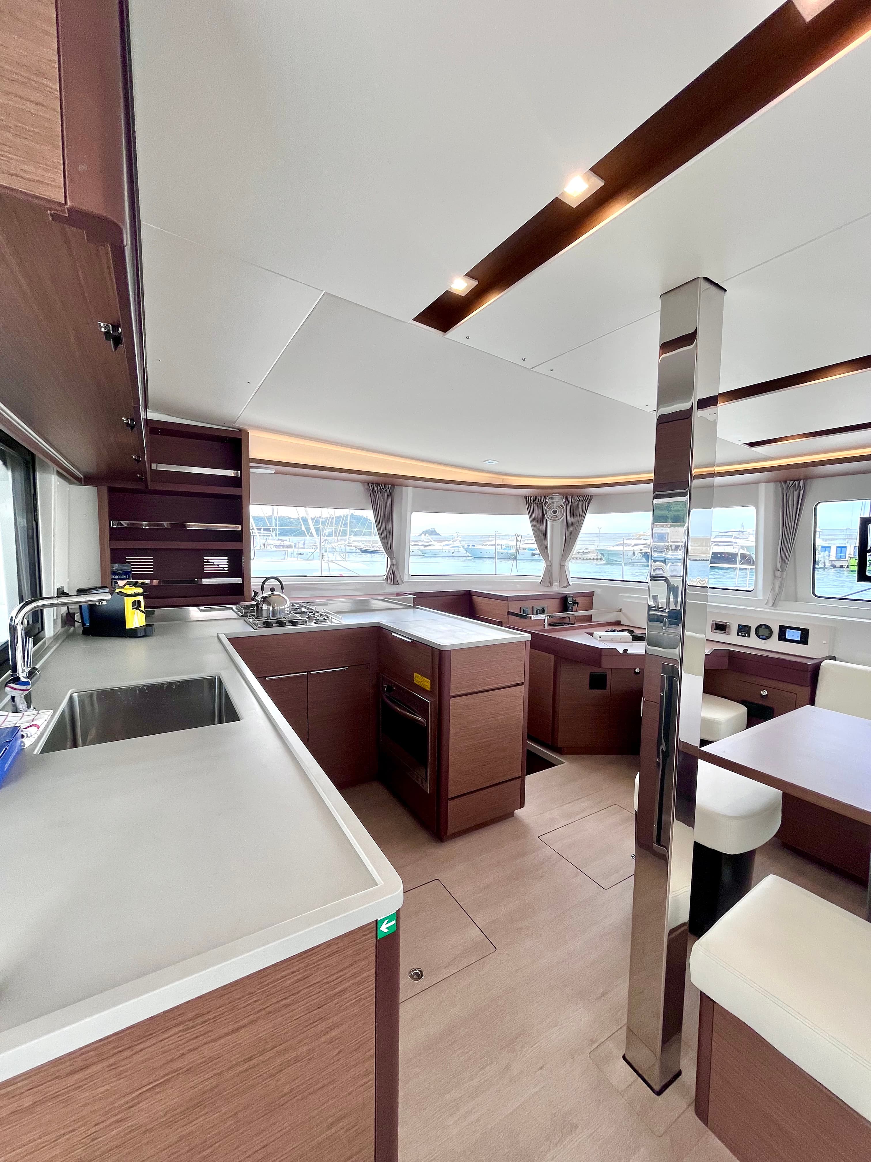 Lagoon 46  - photo 10