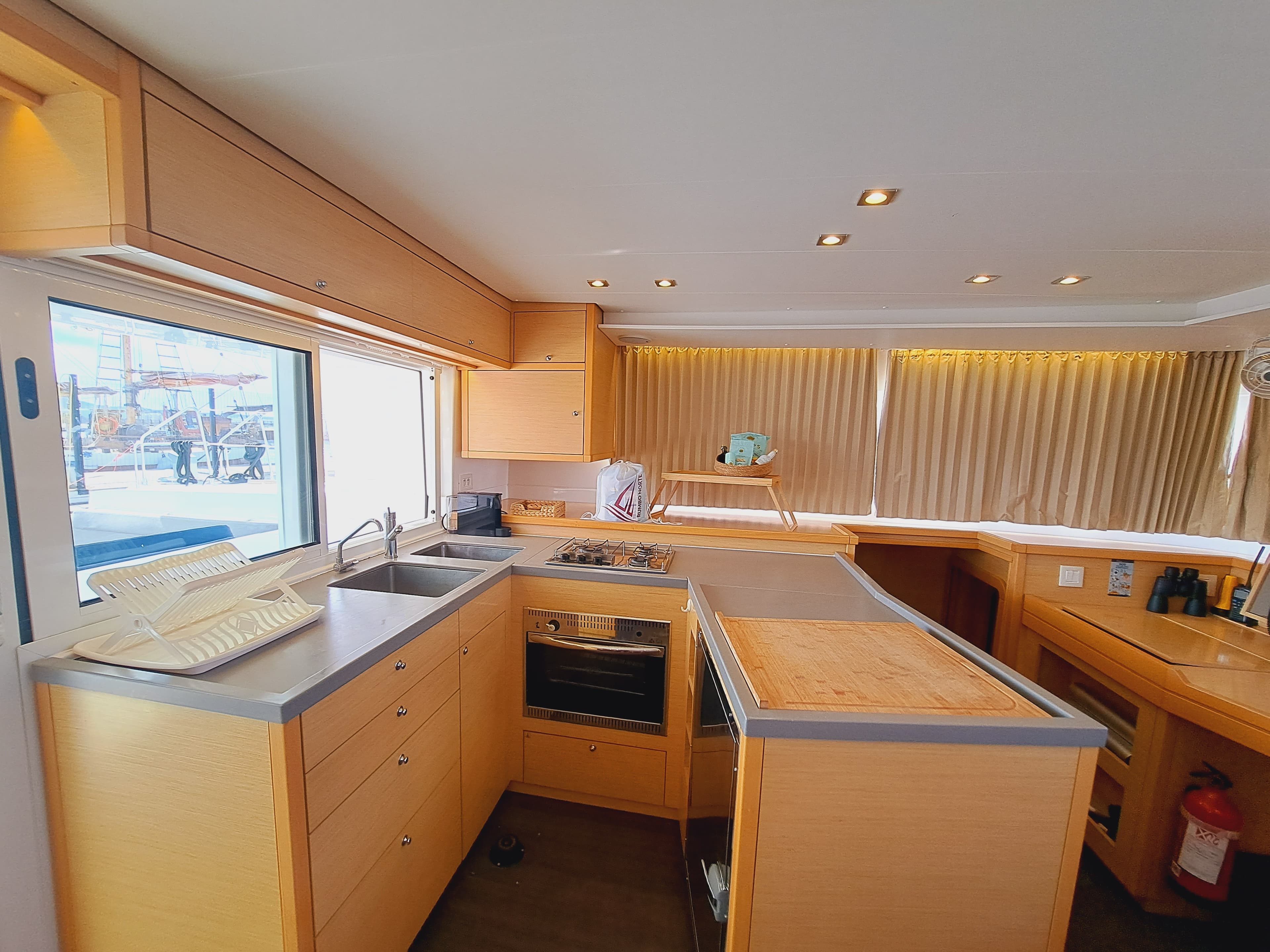 Lagoon 450 - photo 8