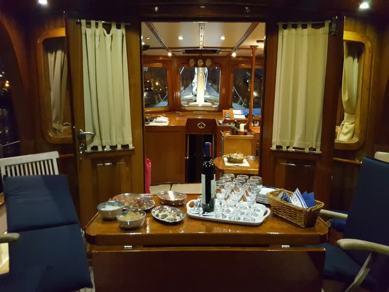 Motor sailer - photo 16