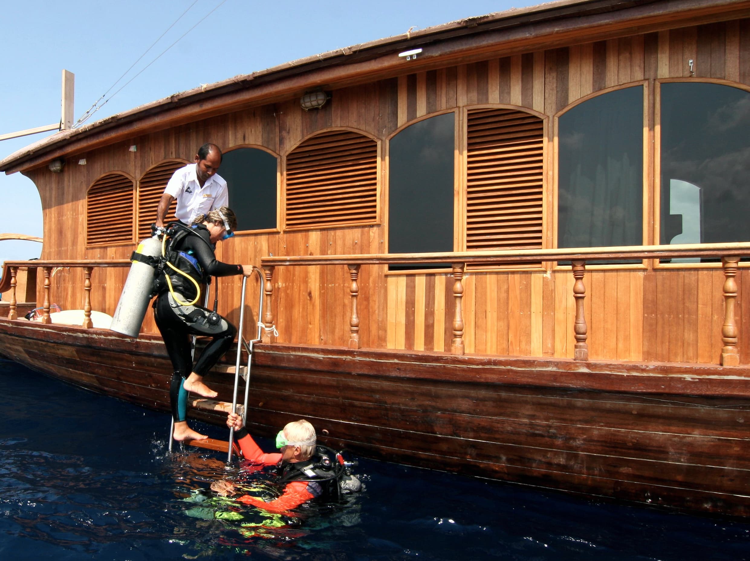 Wooden motor yacht - photo 12