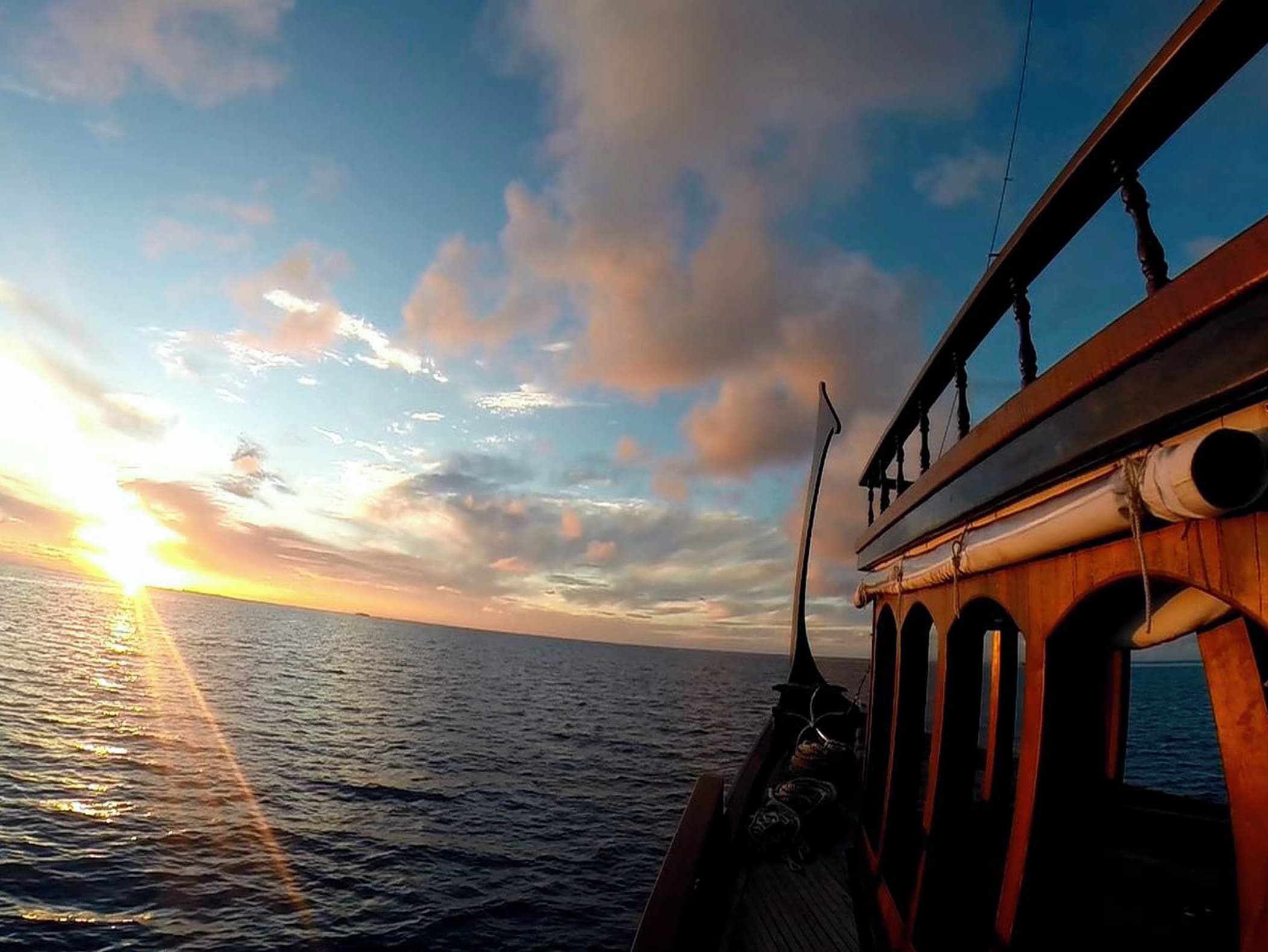 Wooden motor yacht - photo 8