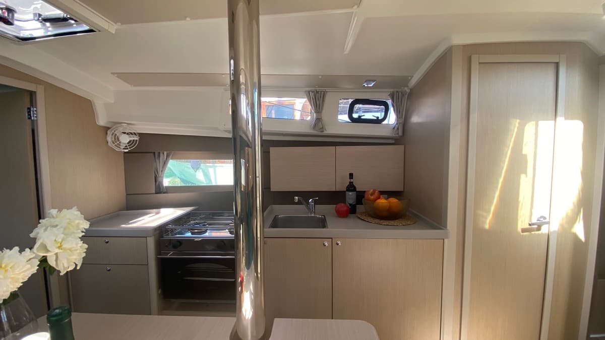 Oceanis 35.1 - photo 6