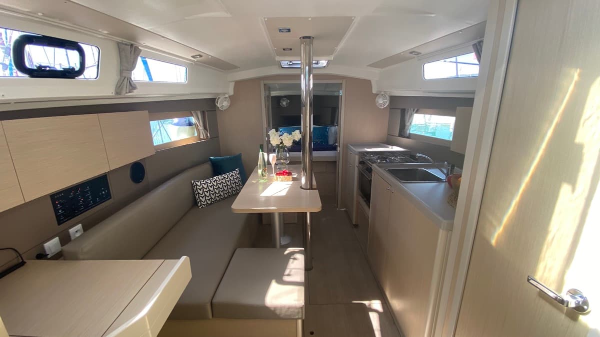 Oceanis 35.1 - photo 11