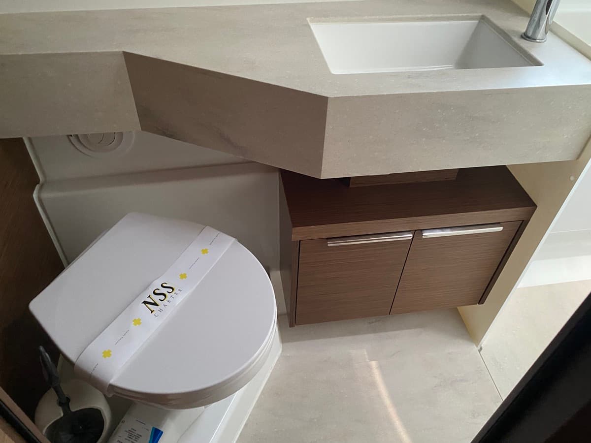 Lagoon 46  - photo 25