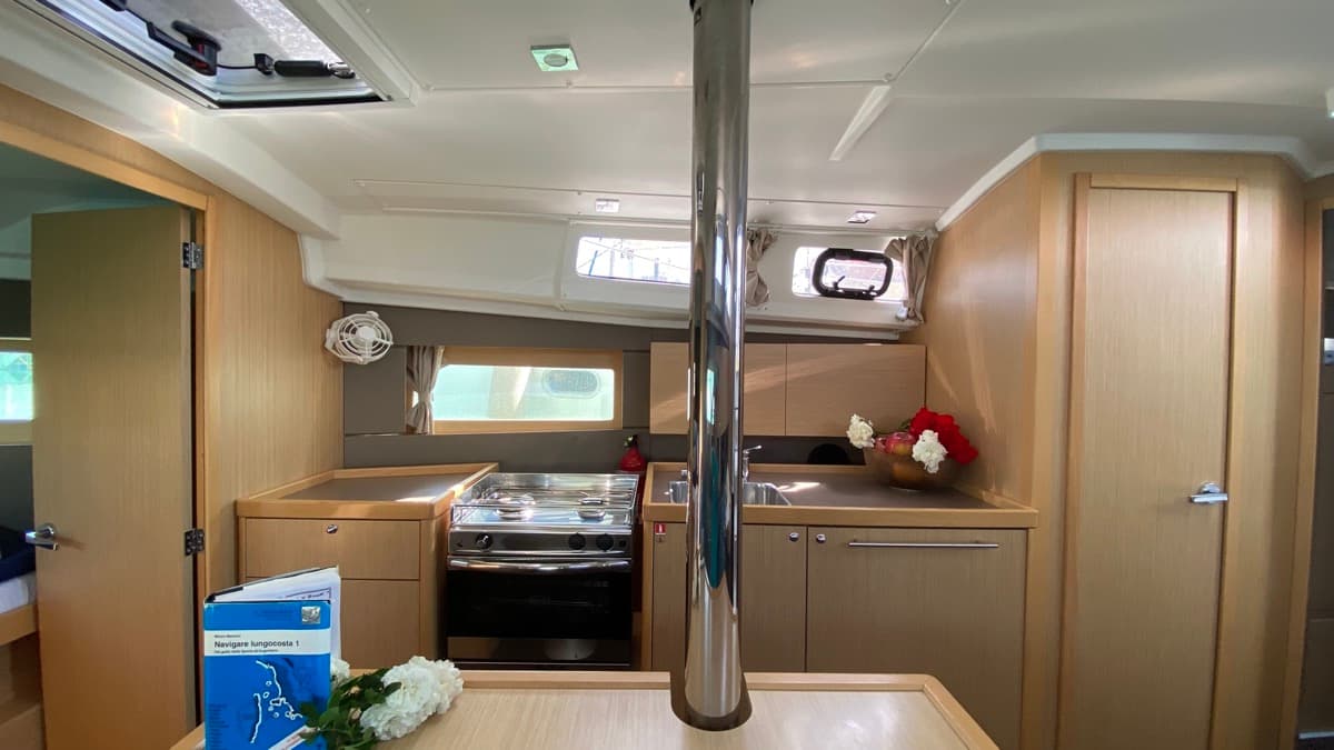 Oceanis 35.1 - photo 11