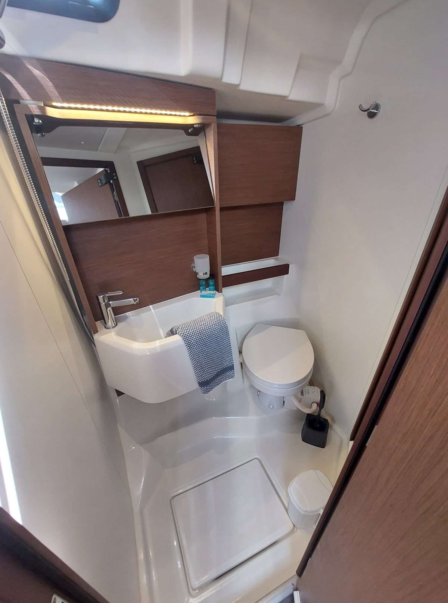 Oceanis 51.1 - photo 7