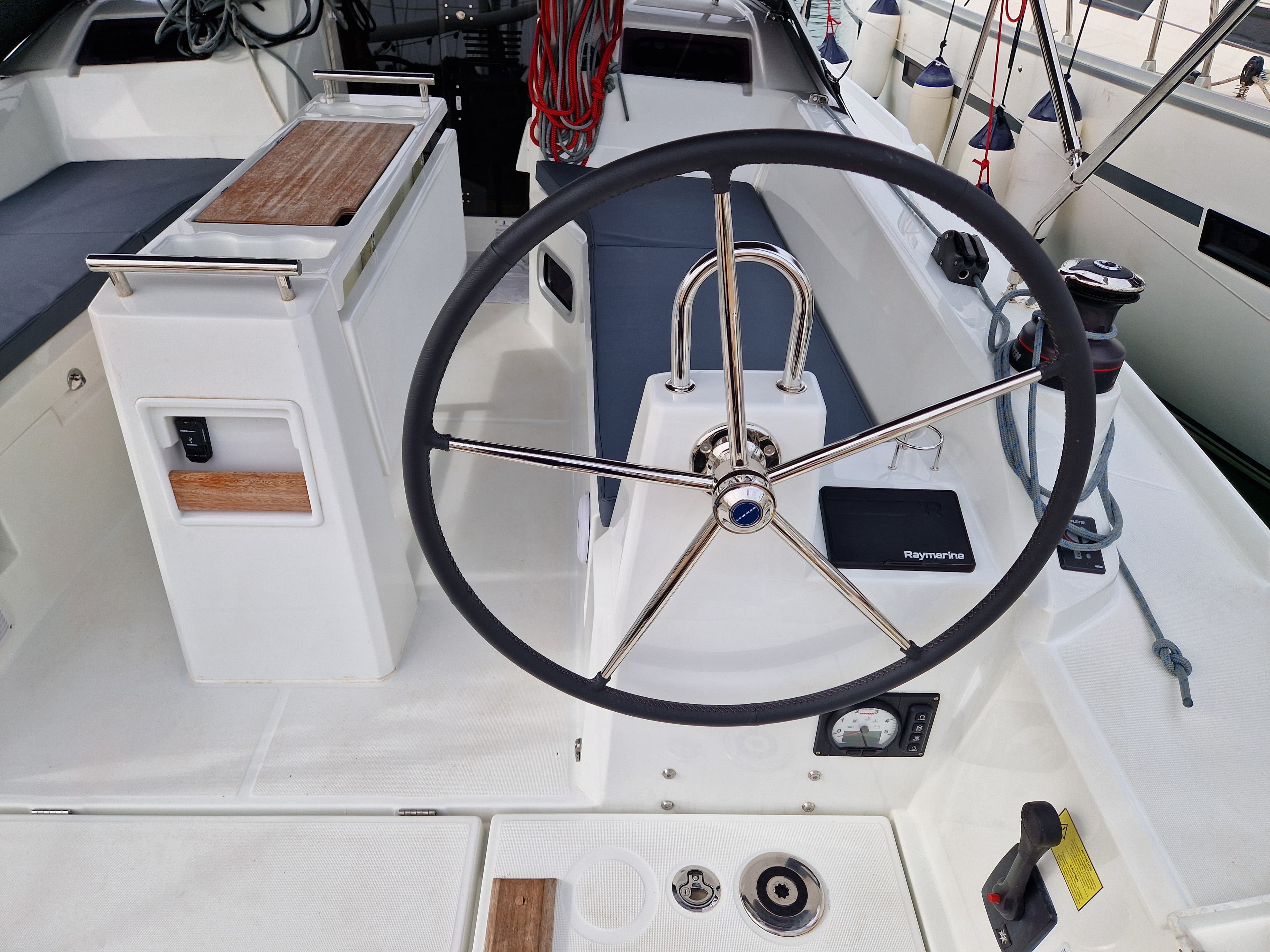 Oceanis 34.1 - photo 4