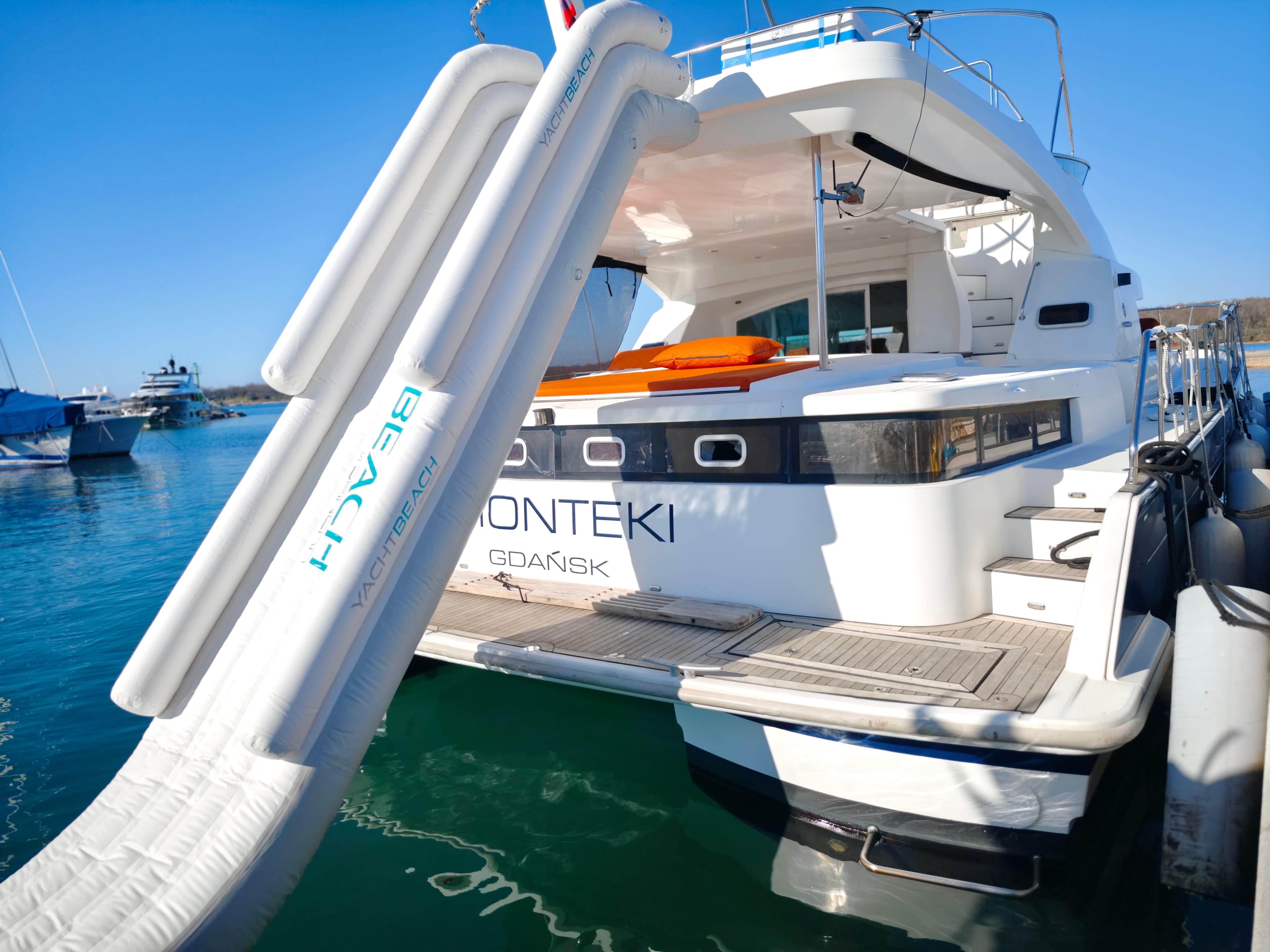 Lagoon Power 44 - photo