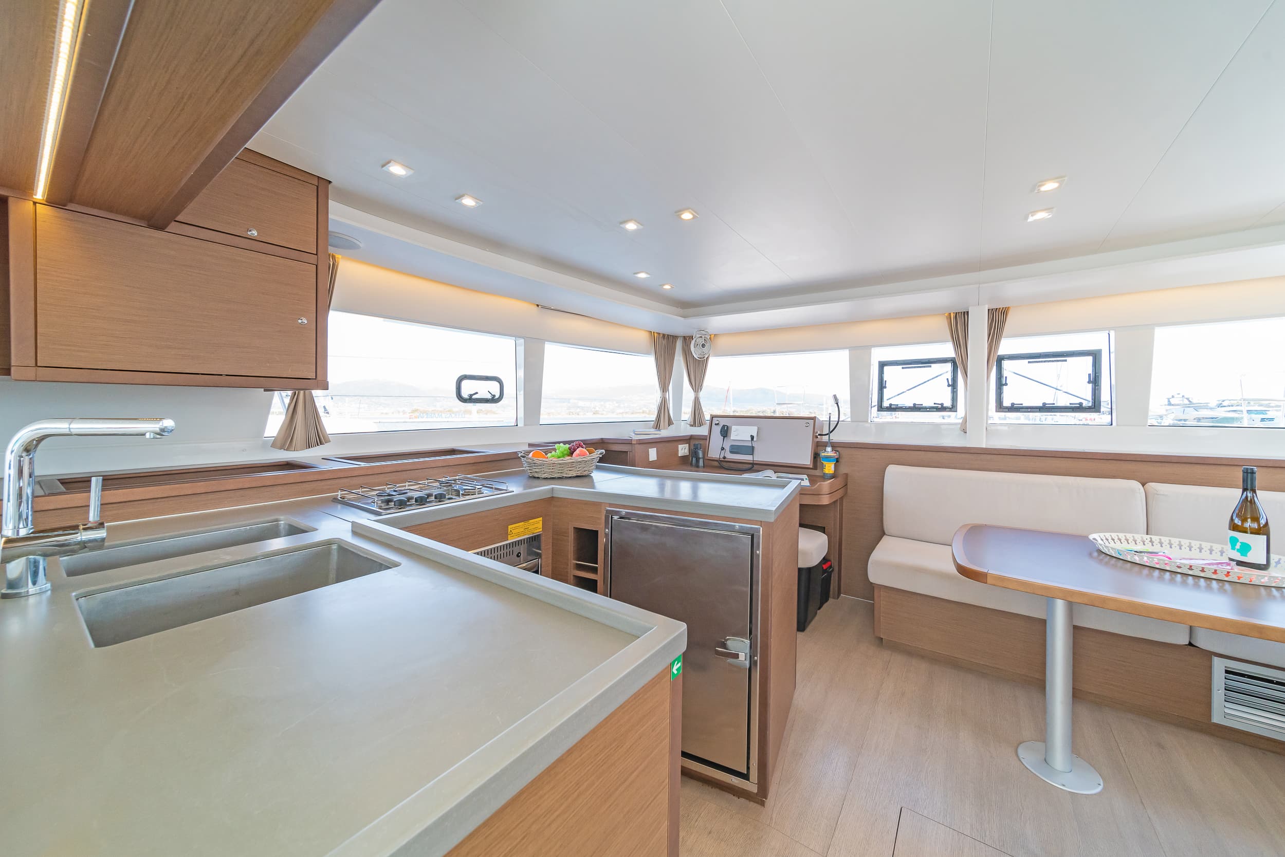 Lagoon 450 Fly - photo 8