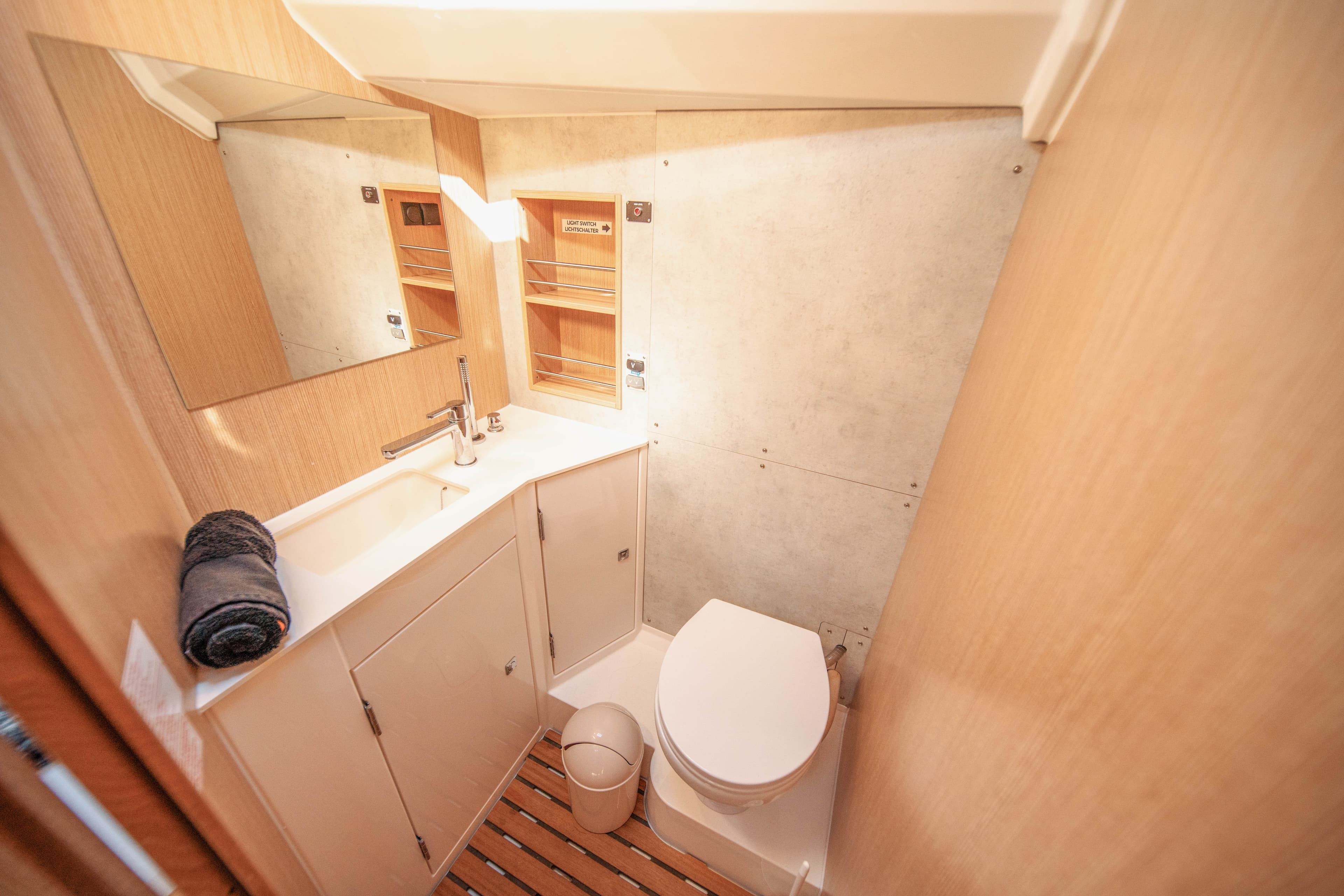 Bavaria C42 - photo 4