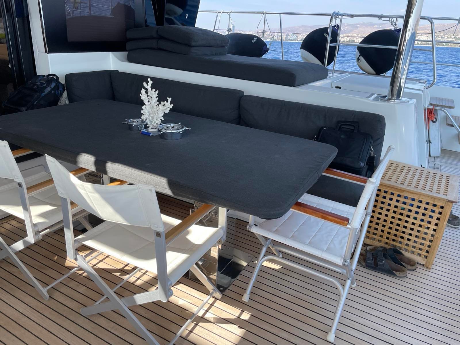 Lagoon Power 630 - photo 21