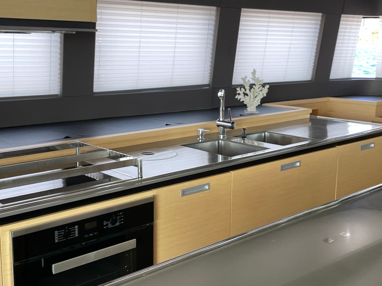 Lagoon Power 630 - photo 13