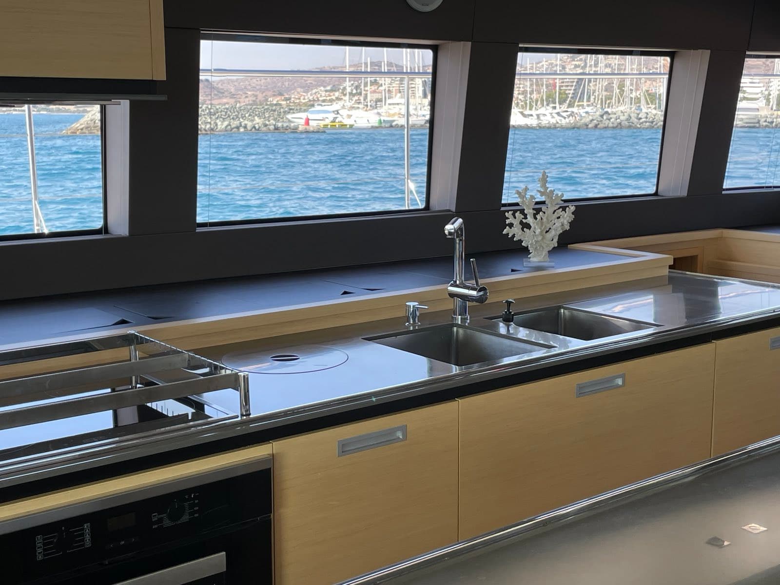 Lagoon Power 630 - photo 30