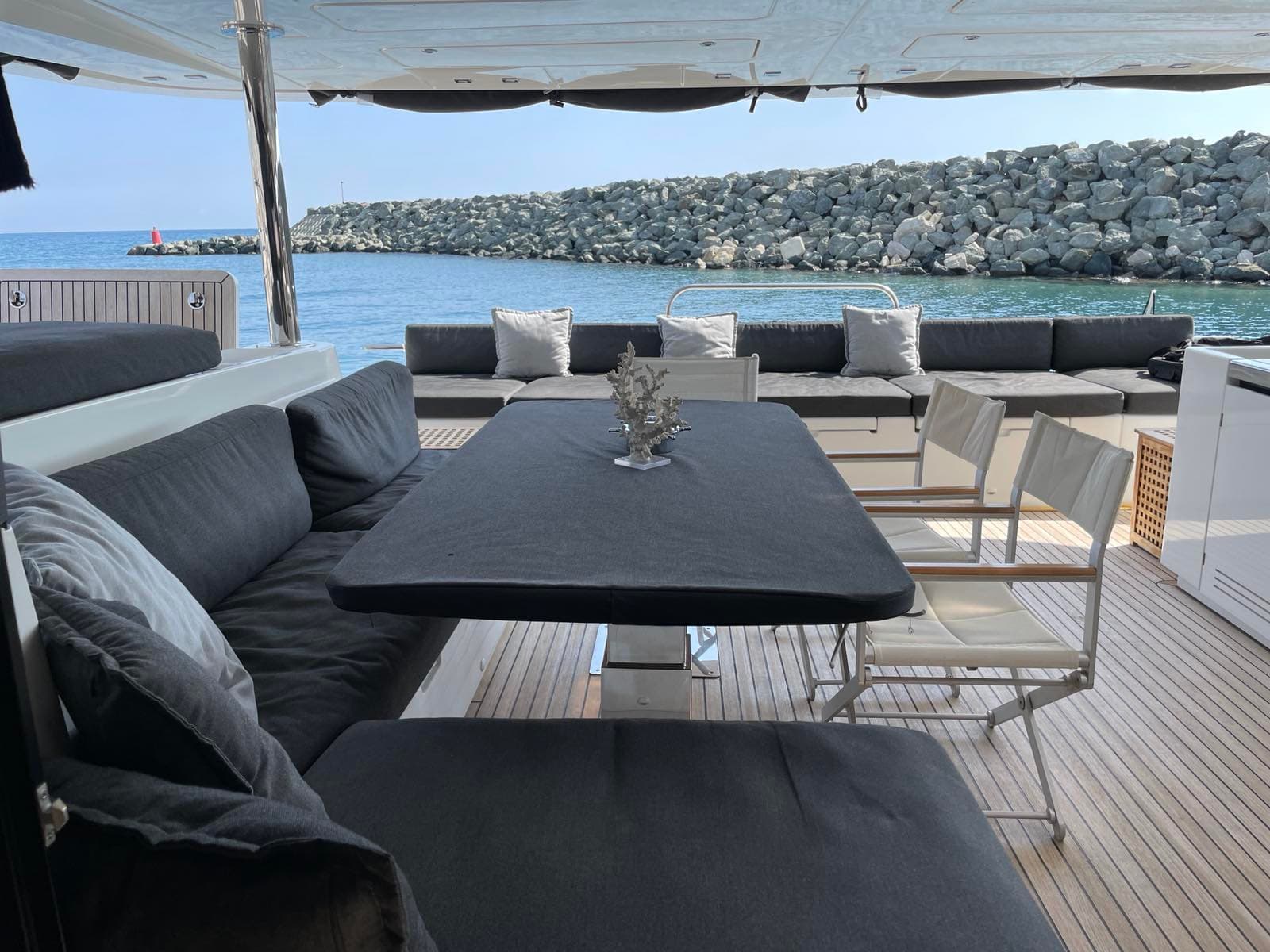 Lagoon Power 630 - photo 7