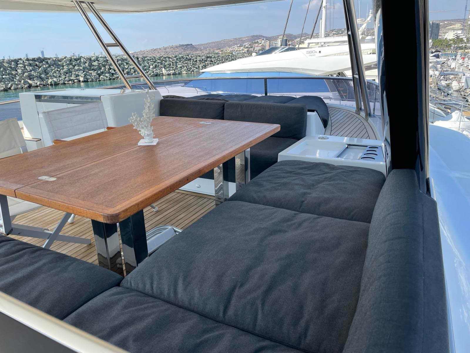 Lagoon Power 630 - photo 24