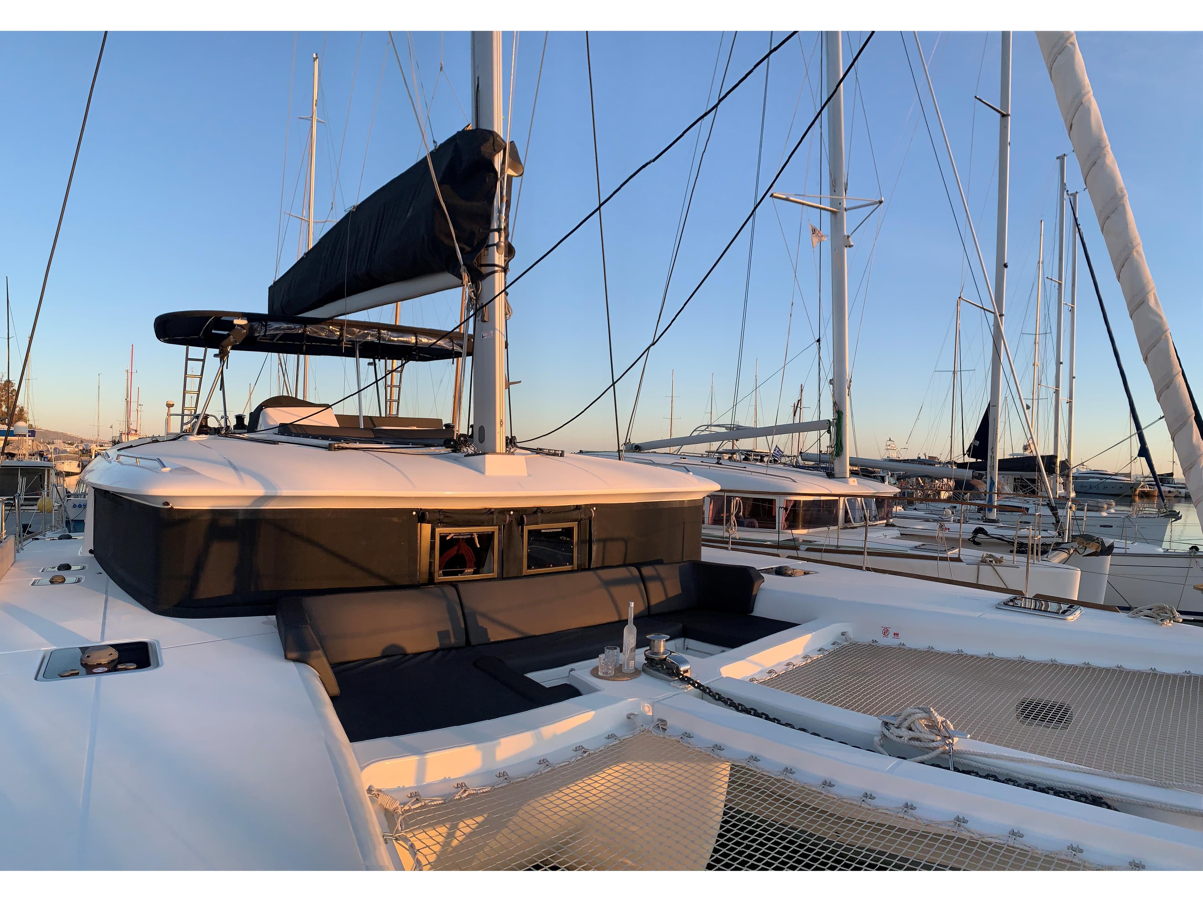 Lagoon 450 Fly - photo