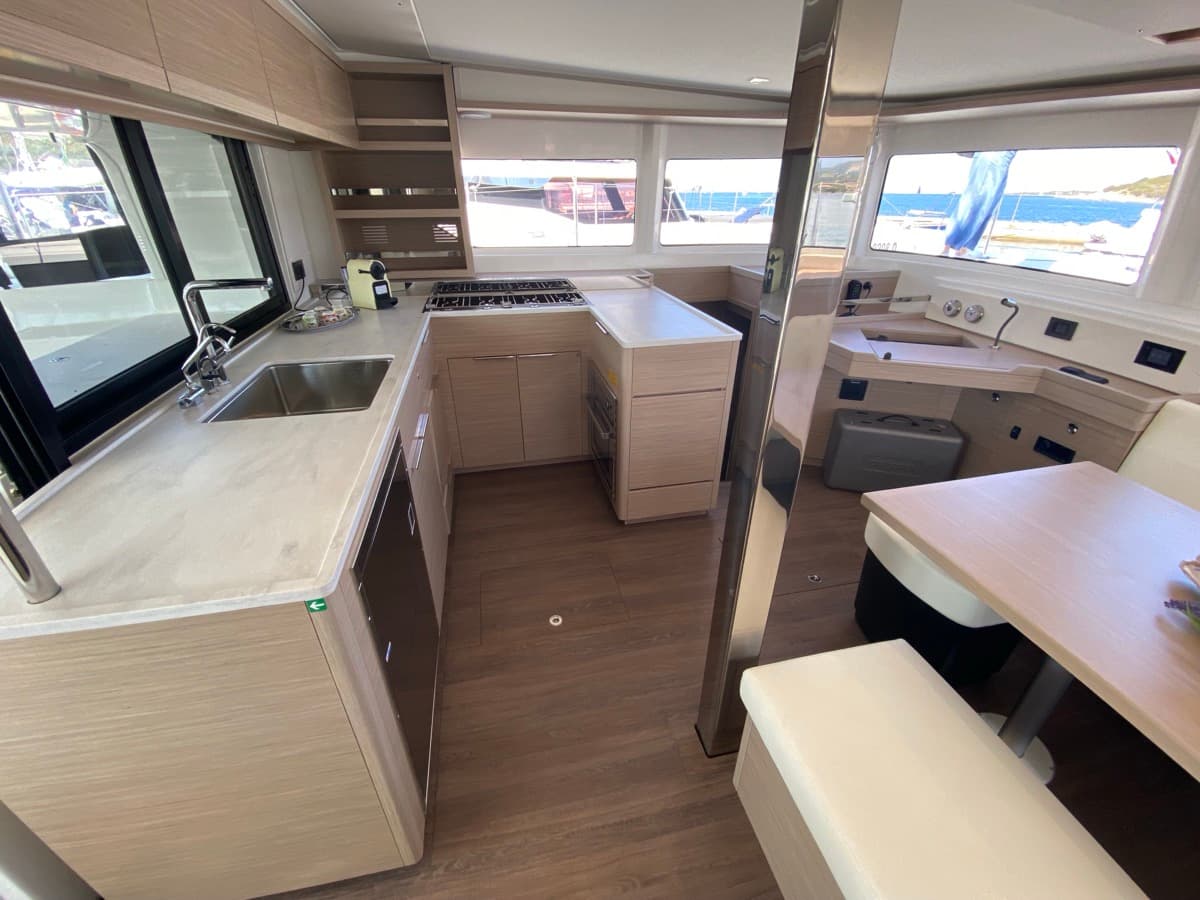 Lagoon 46  - photo 4