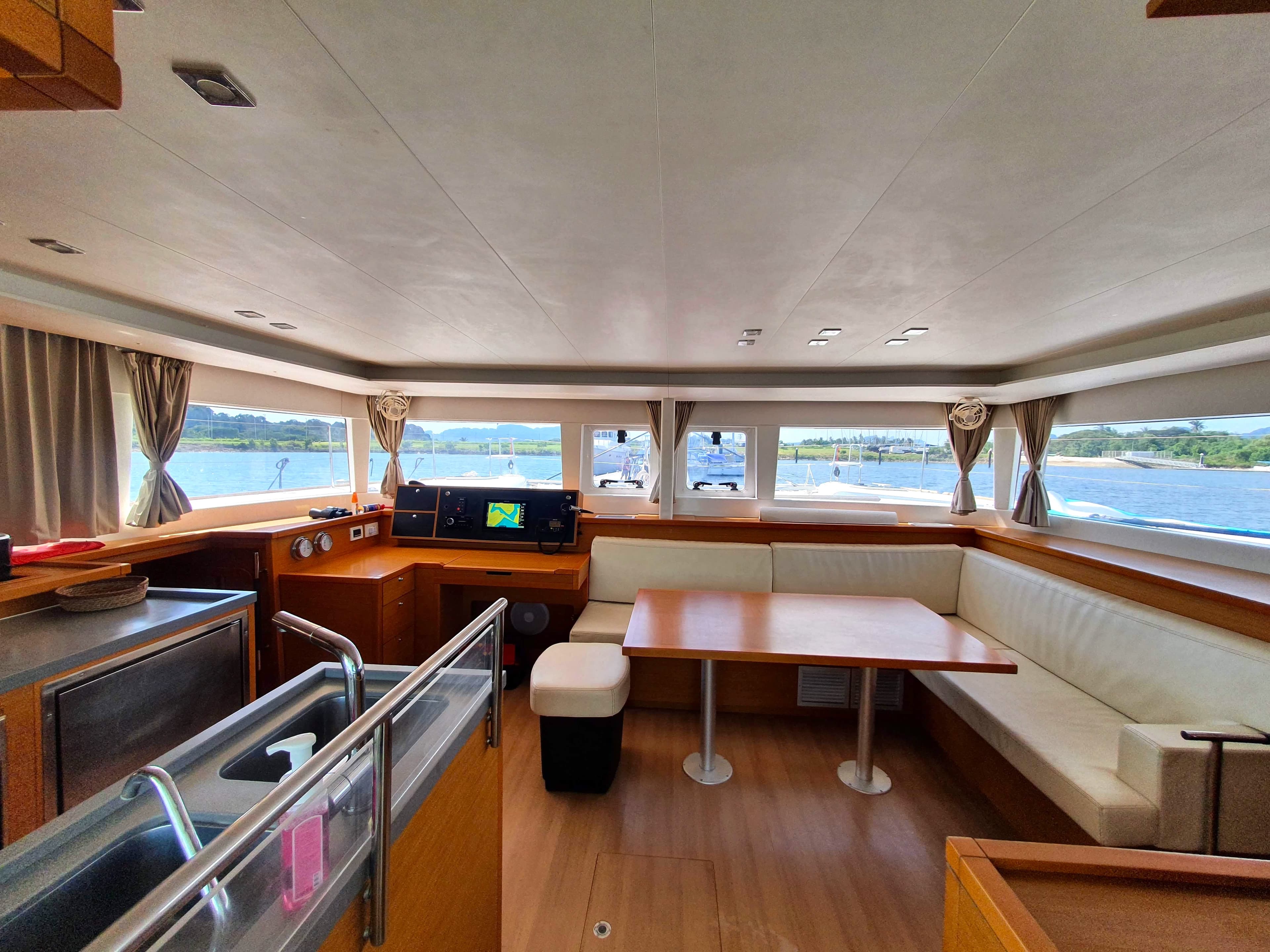 Lagoon 450 Fly - photo 6