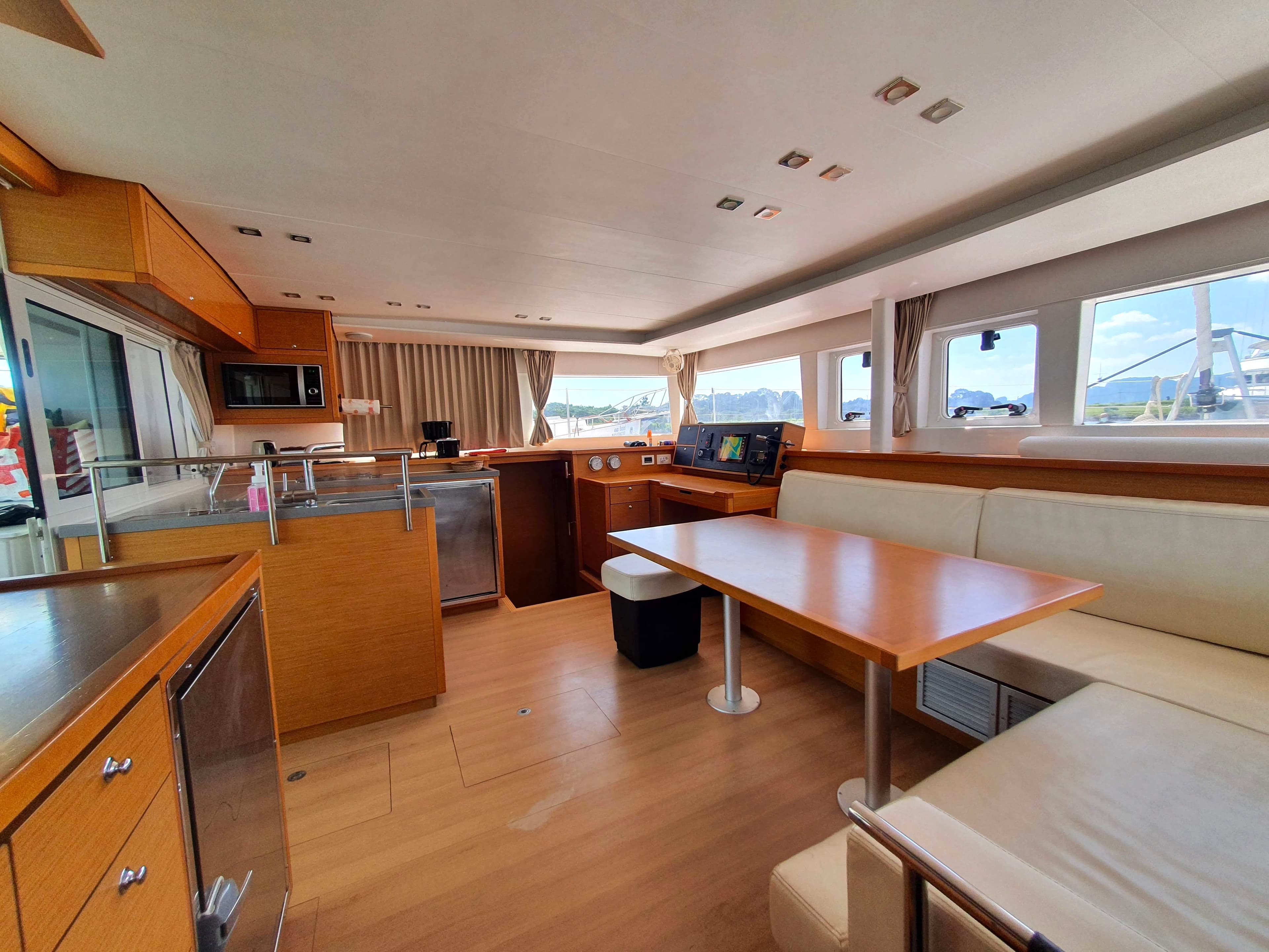 Lagoon 450 Fly - photo 7