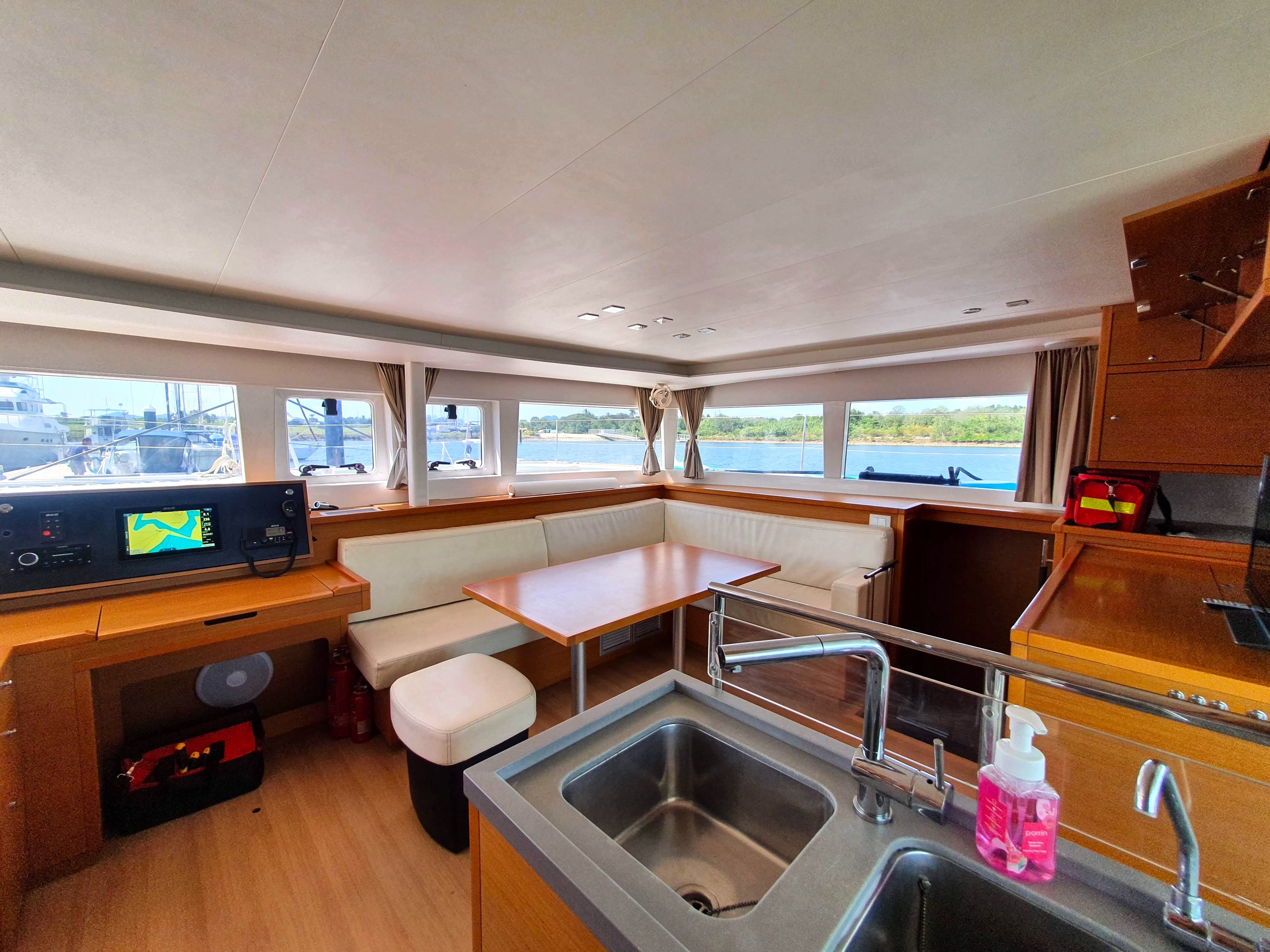 Lagoon 450 Fly - photo 9