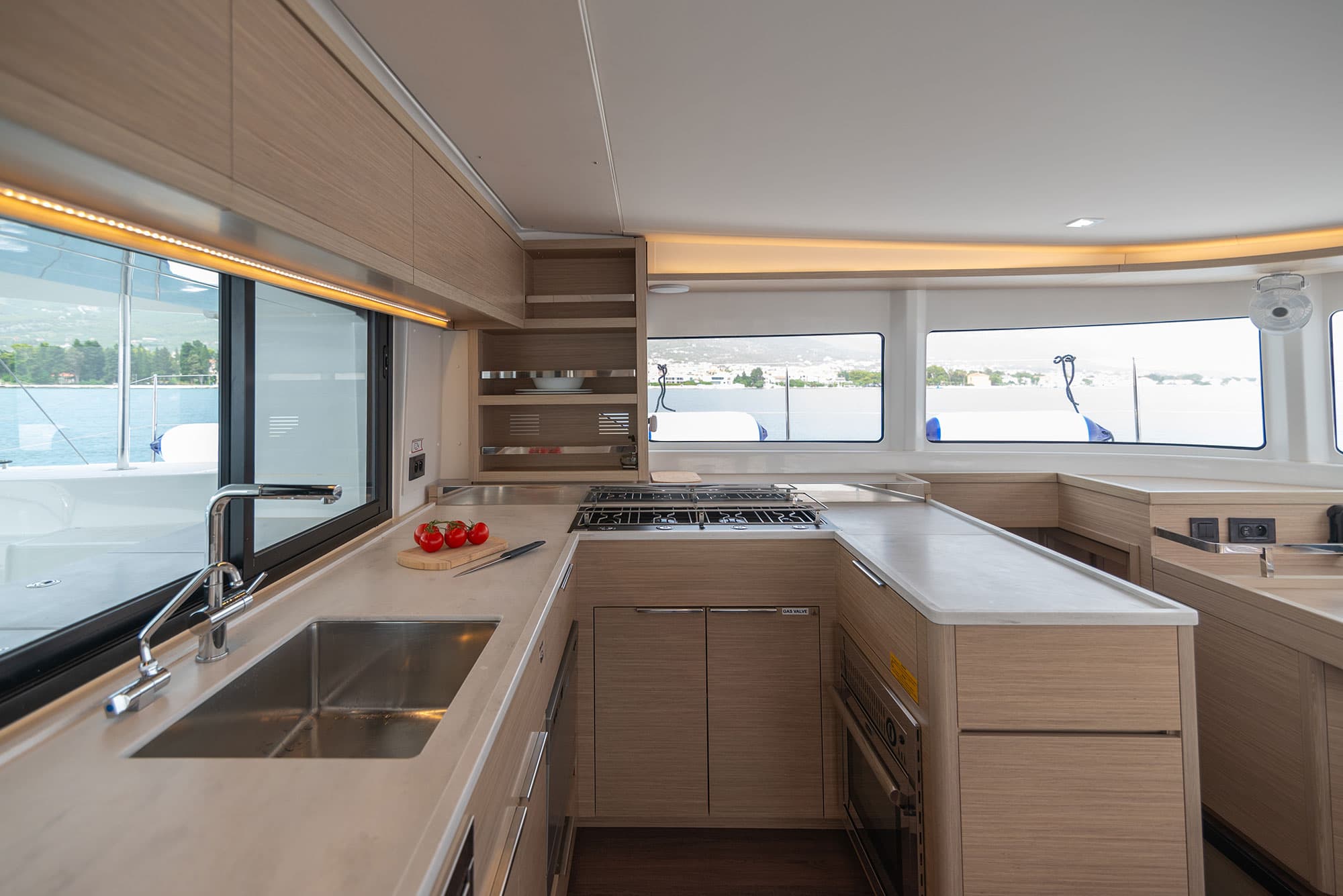 Lagoon 46  - photo 8