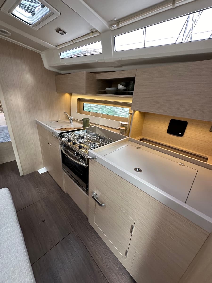 Oceanis 37.1 - photo 11