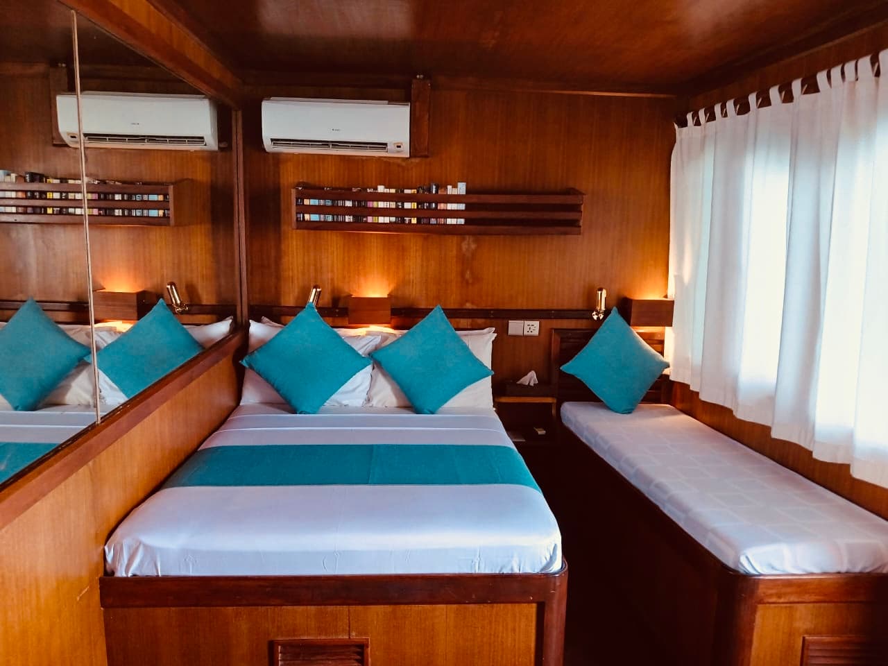 Wooden motor yacht - photo 10