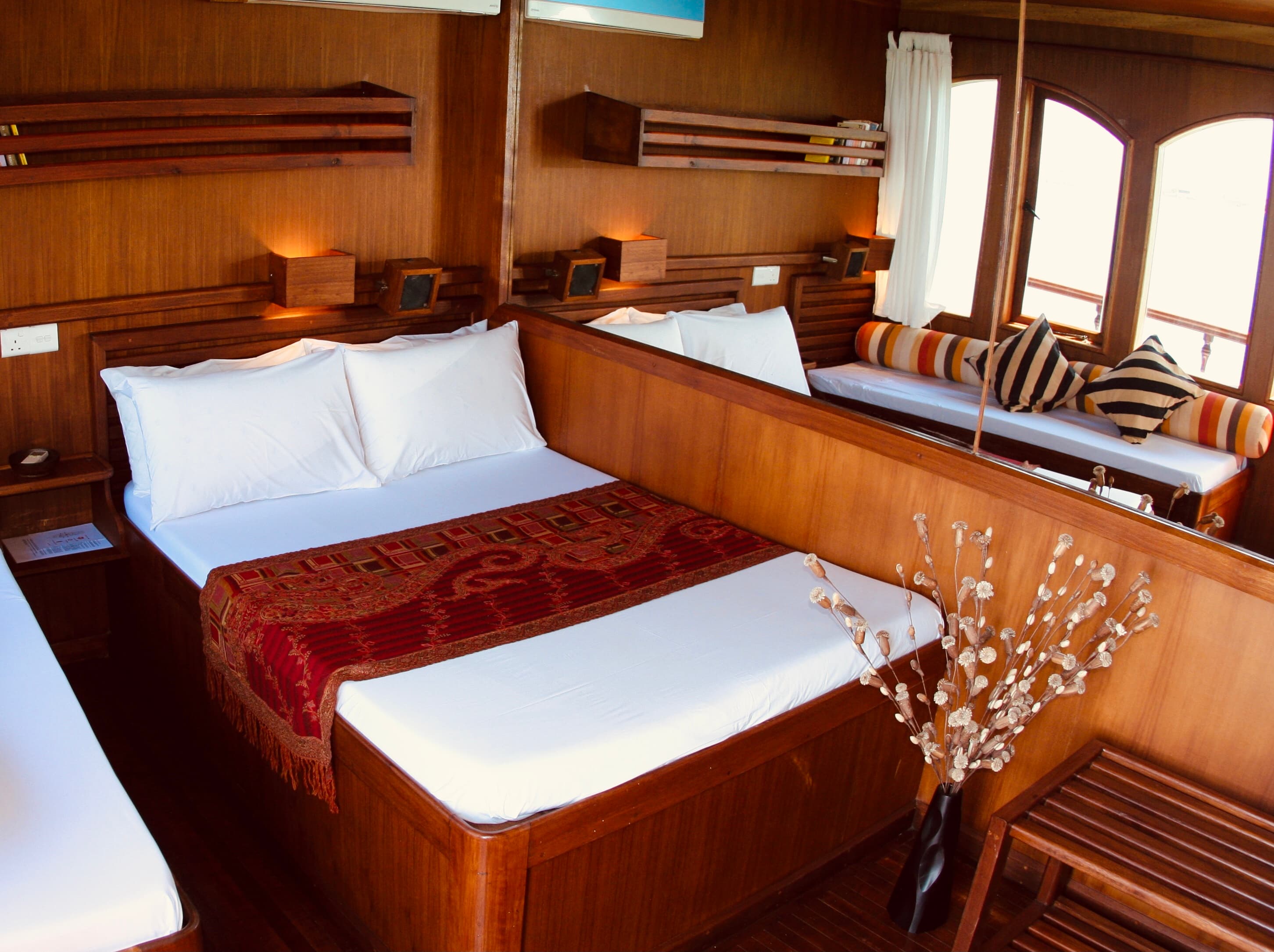 Wooden motor yacht - photo 5