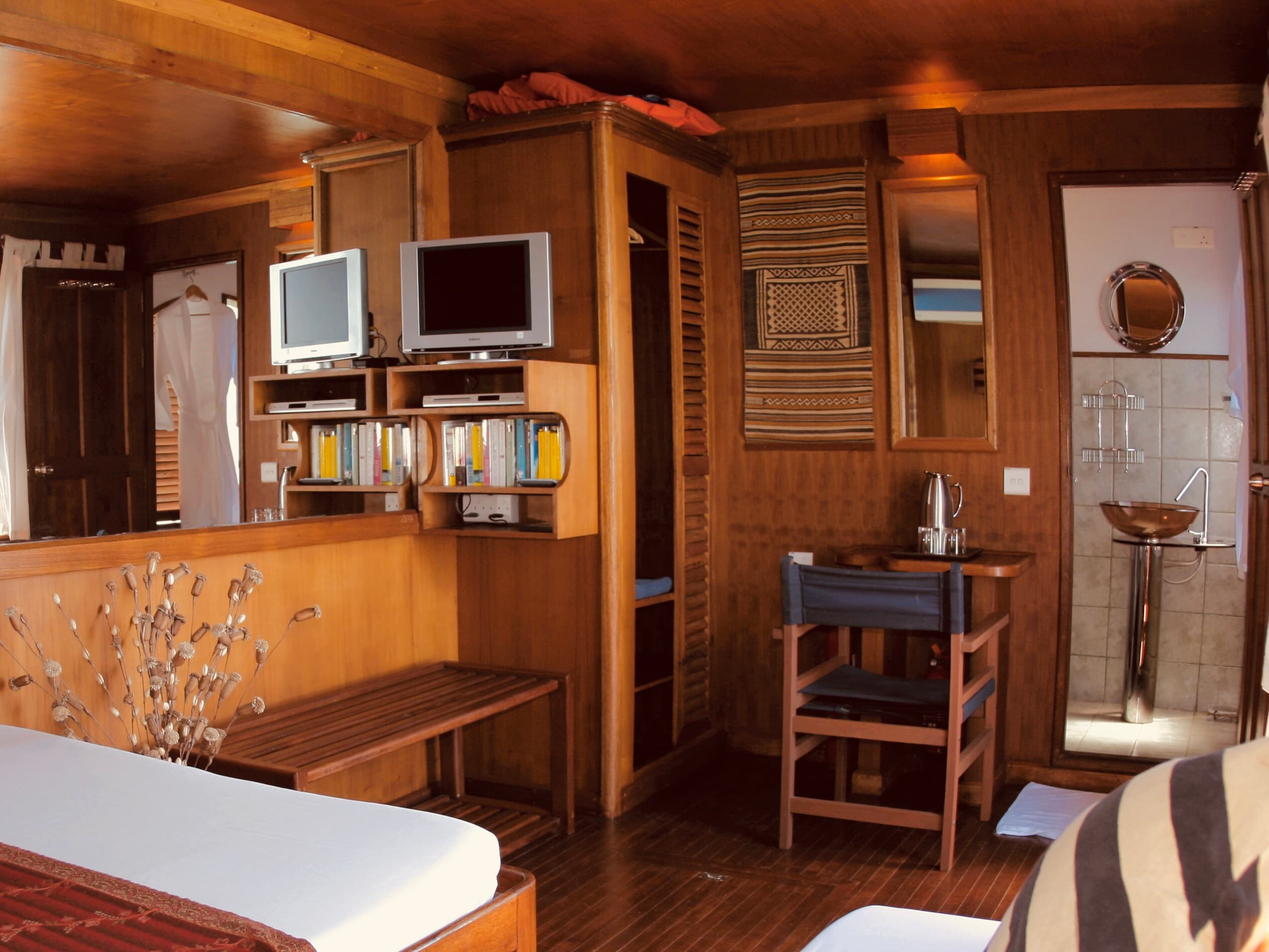 Wooden motor yacht - photo 4