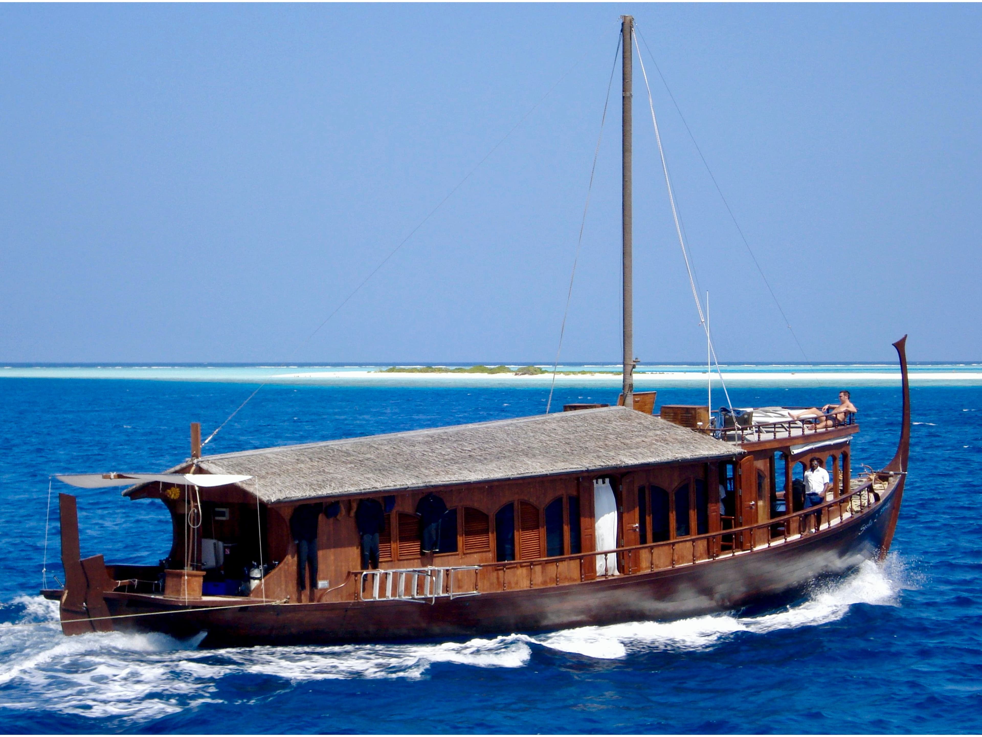 Wooden motor yacht - photo