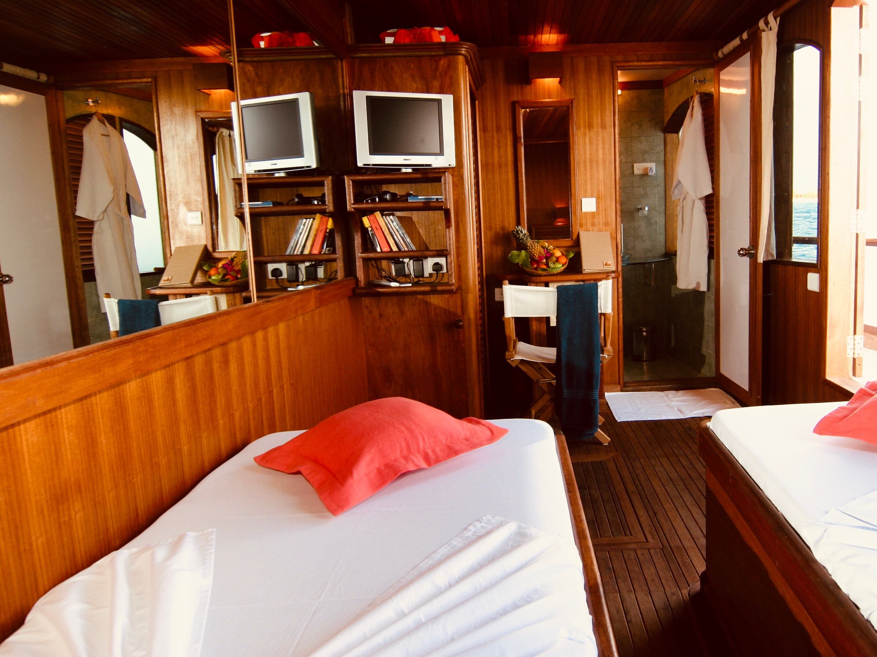 Wooden motor yacht - photo 10