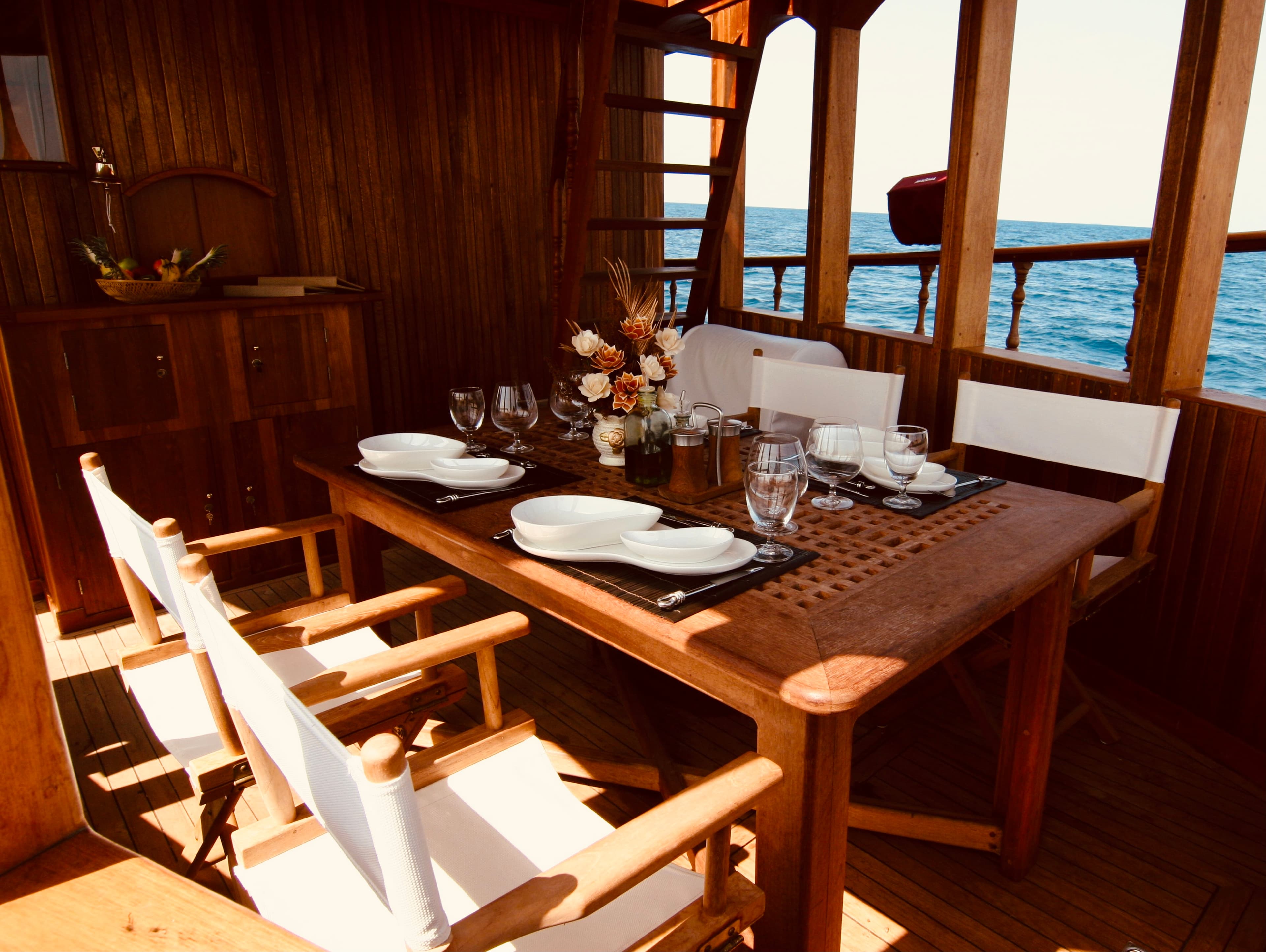 Wooden motor yacht - photo 9