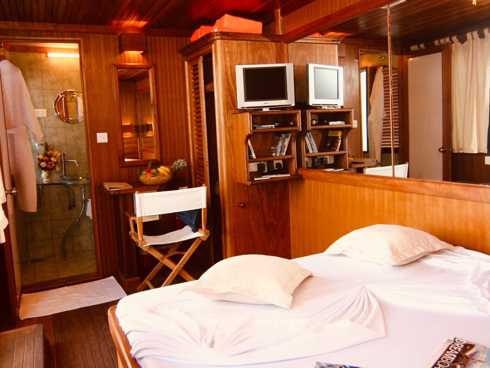 Wooden motor yacht - photo 13