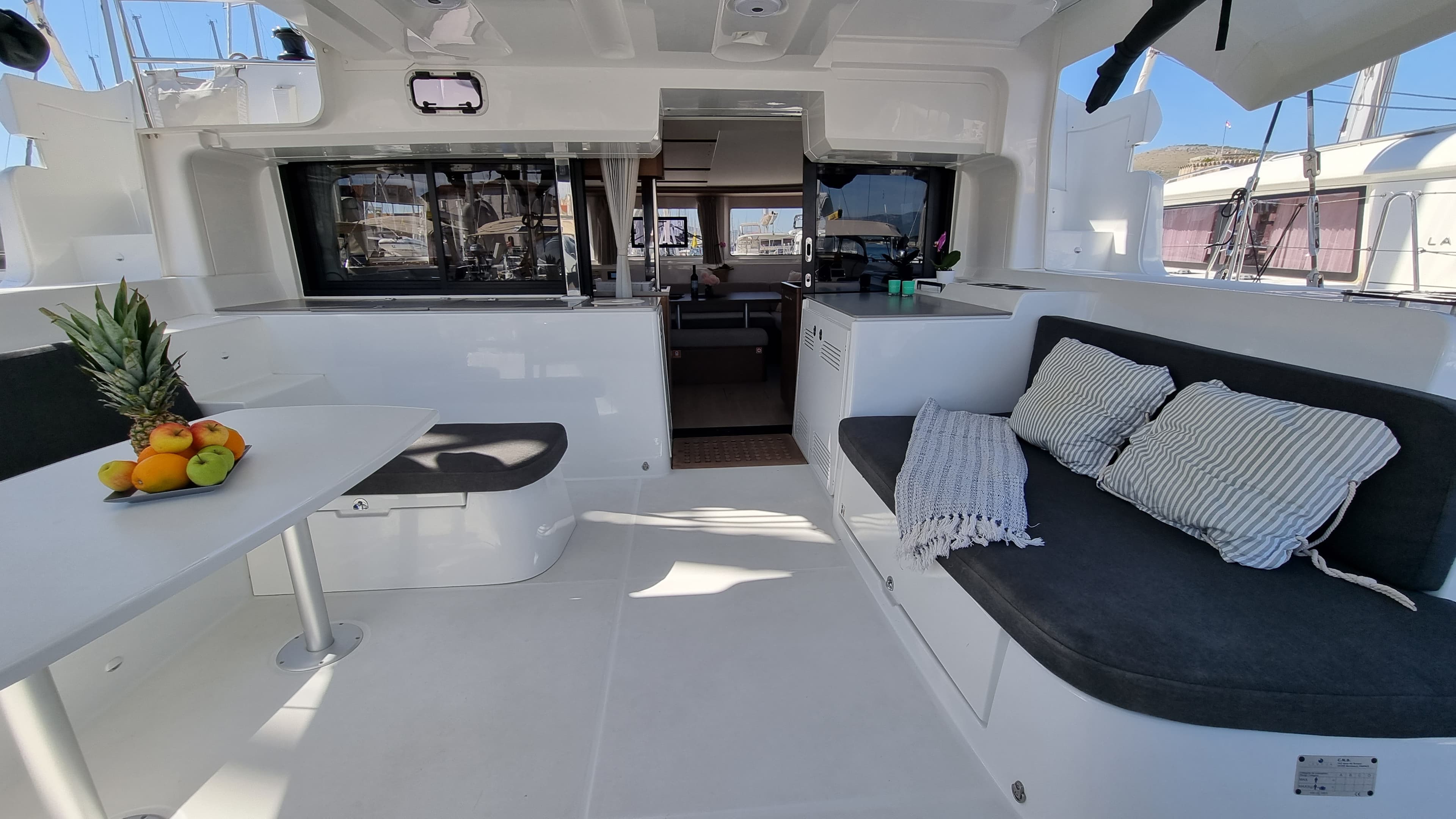 Lagoon 46  - photo 7